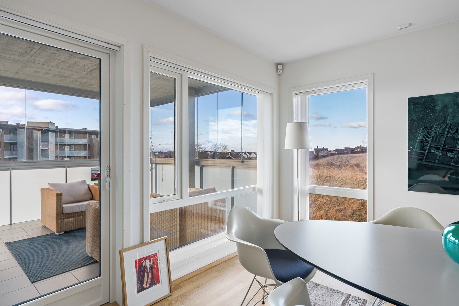 Fra stuen er det utgang til boligens innglassede balkong. Galleribilde