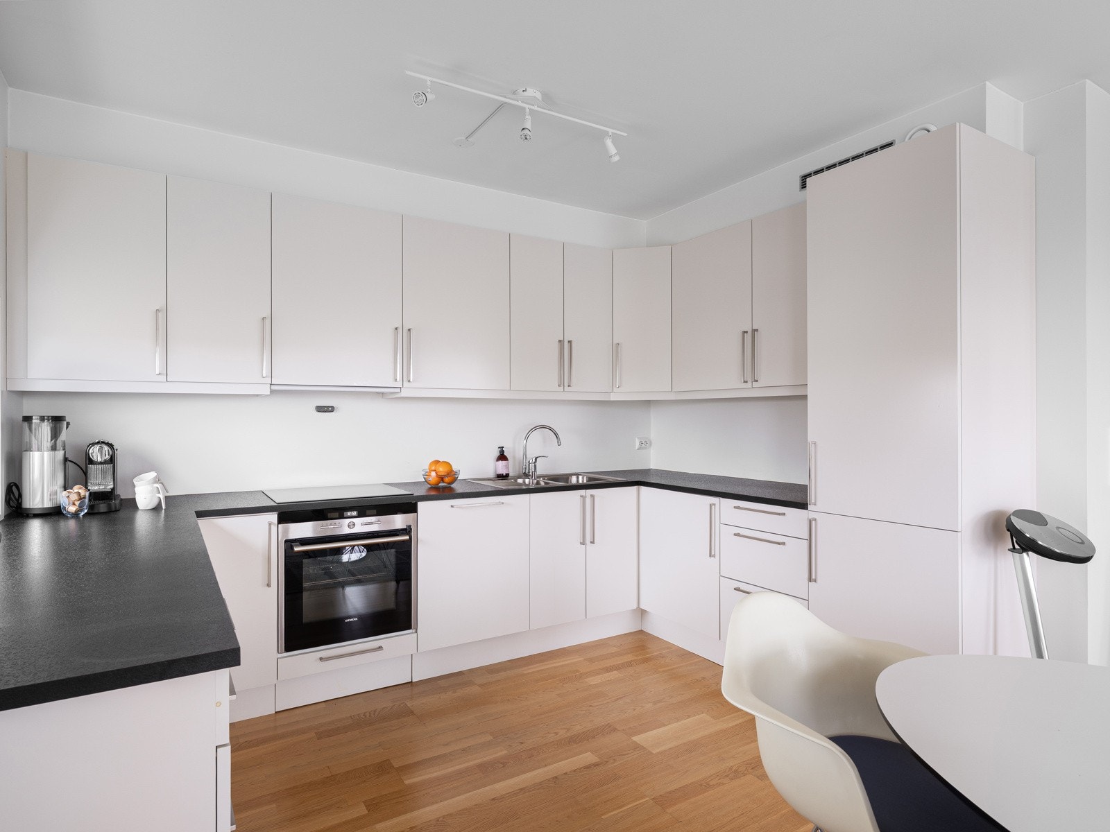 Det er godt med både skap- og skuffeplass, samt romslige og funksjonelle arbeidsflater på benken. Galleribilde