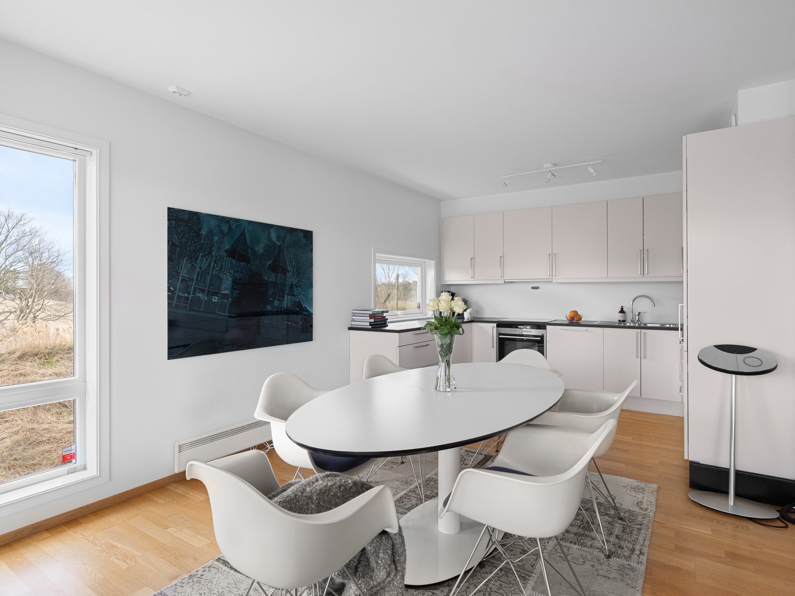 Kjøkkenet har et moderne uttrykk med slette fronter og benkeplate i laminat. Galleribilde