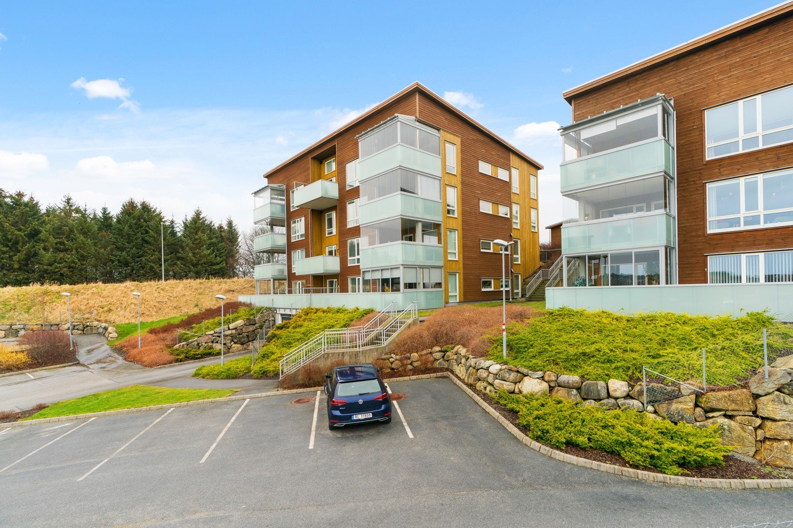 Flott opparbeidet felles tomt for sameie. Fellesarealet er opparbeidet med plen og beplantning. Galleribilde