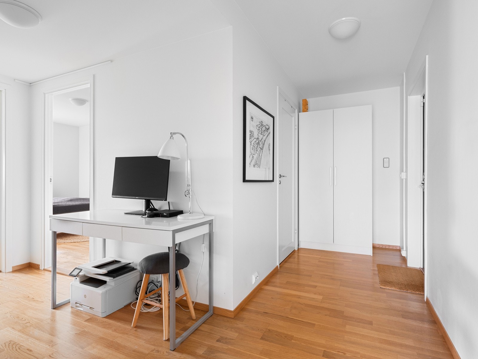 Entreen som venter innenfor gir et godt førsteinntrykk. Her har man plass til å henge fra seg både yttertøy og sko. Ved entreen har man også et praktisk garderobeskap hvor man har gode oppbevaringsmuligheter. Galleribilde