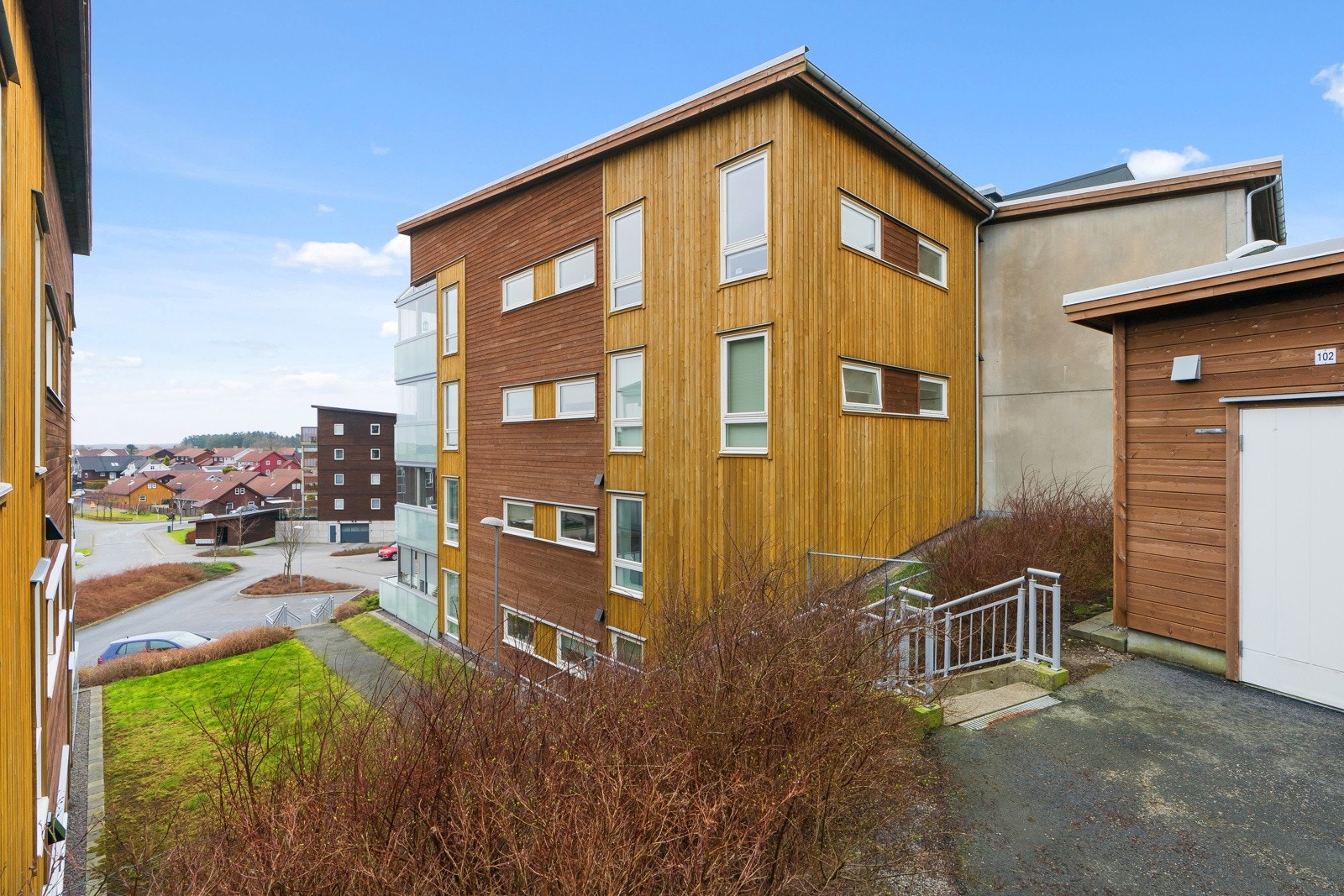 Kvibakken 6 ligger i barnevennlige omgivelser på Nærbø. Her bor man med nærhet til barnehager, skoler, friluftsområder og offentlig kommunikasjon. Galleribilde