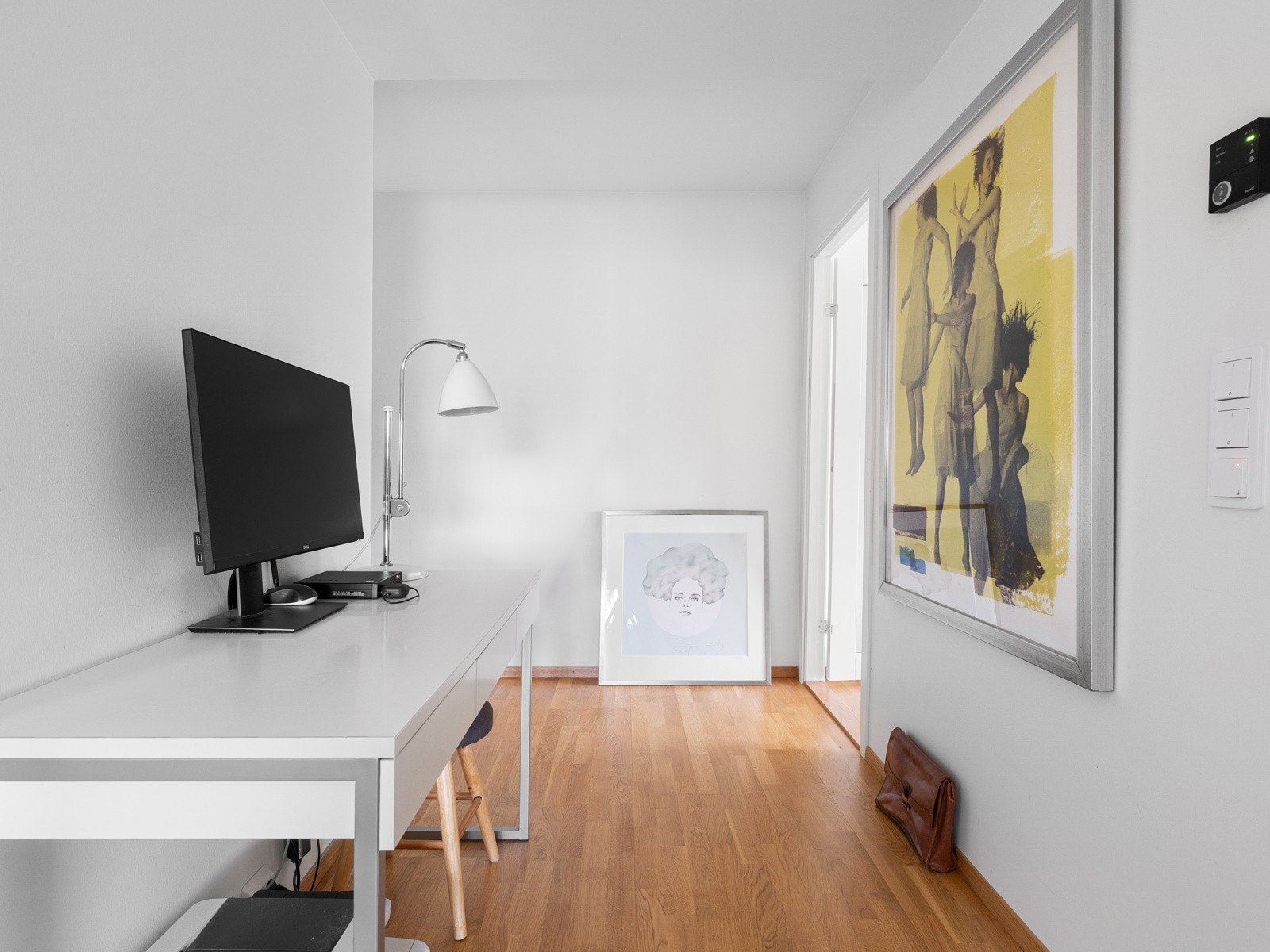 Her har man parkett på gulv og malt veggflater. Galleribilde