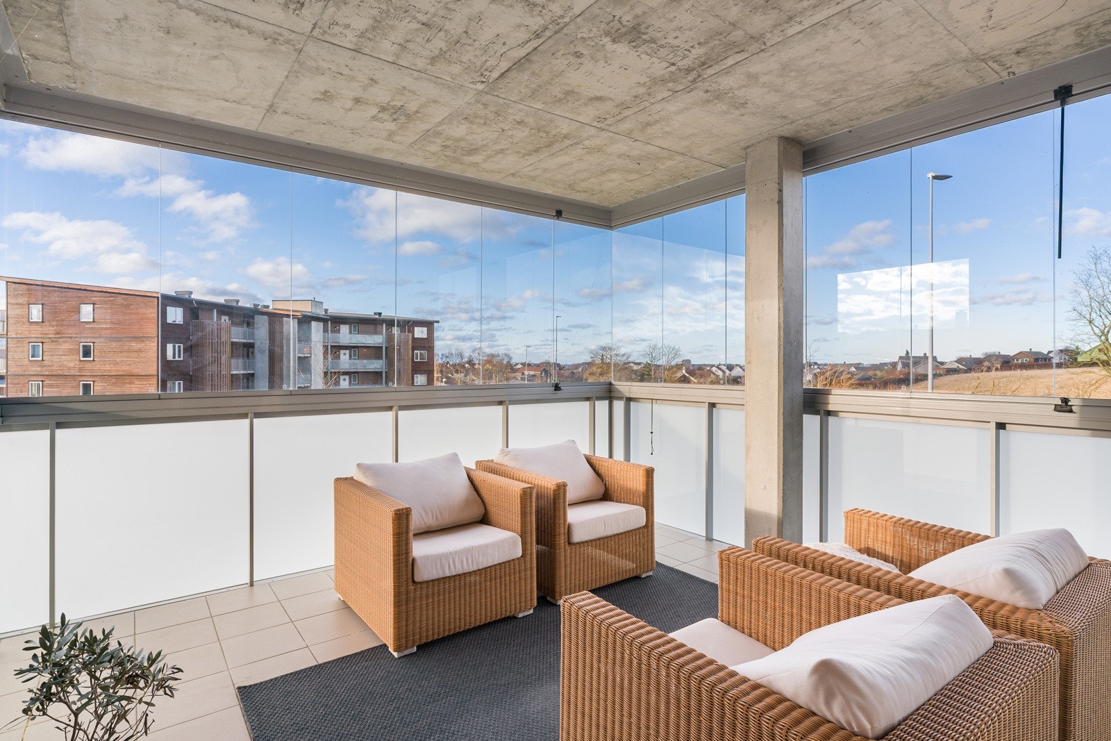 På balkongen har man gode plass til en koselig sittegruppe. Galleribilde