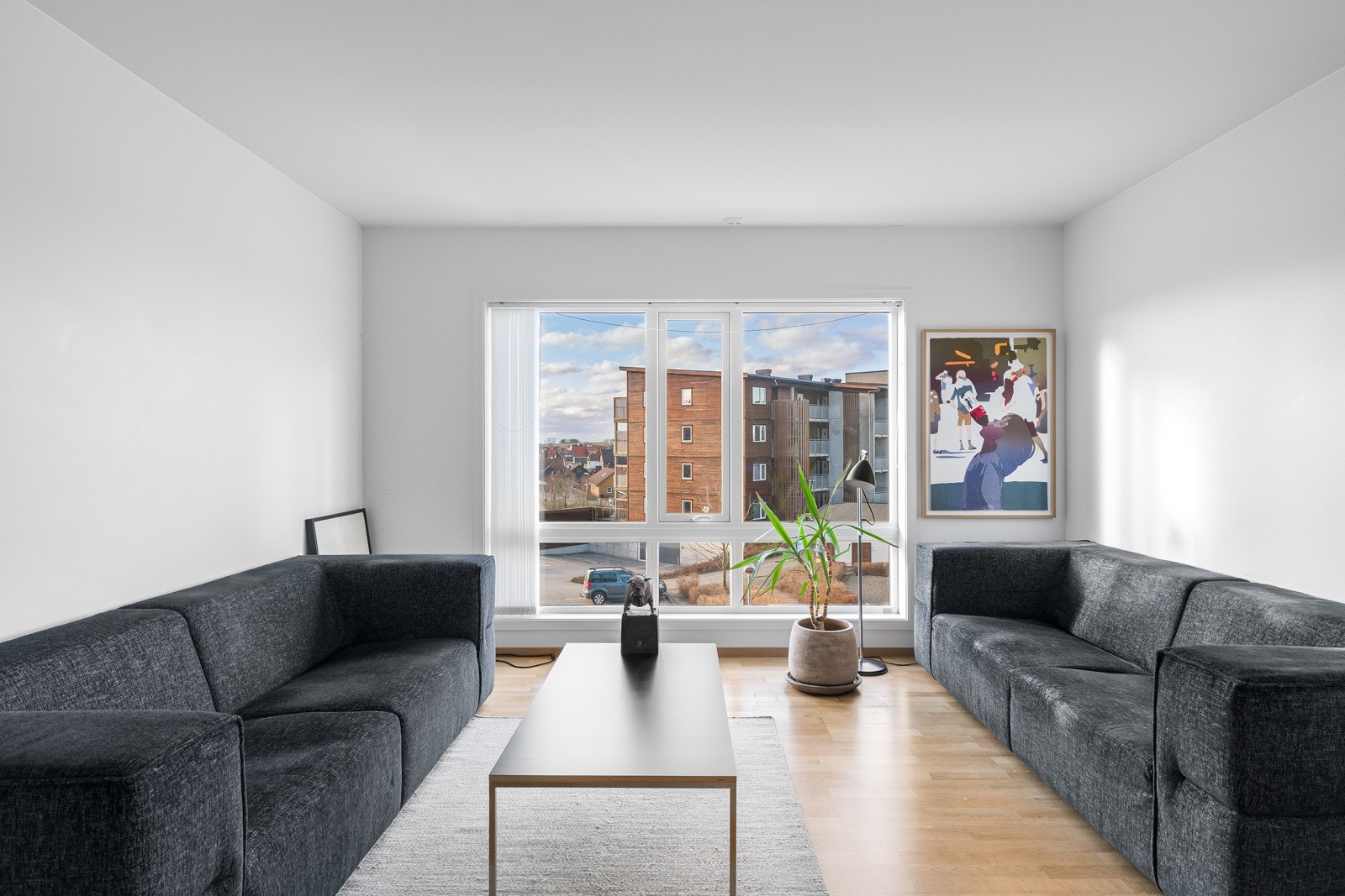 Store vindusflater er gjennomgående i rommet og gir meget godt lysinnslipp. Galleribilde