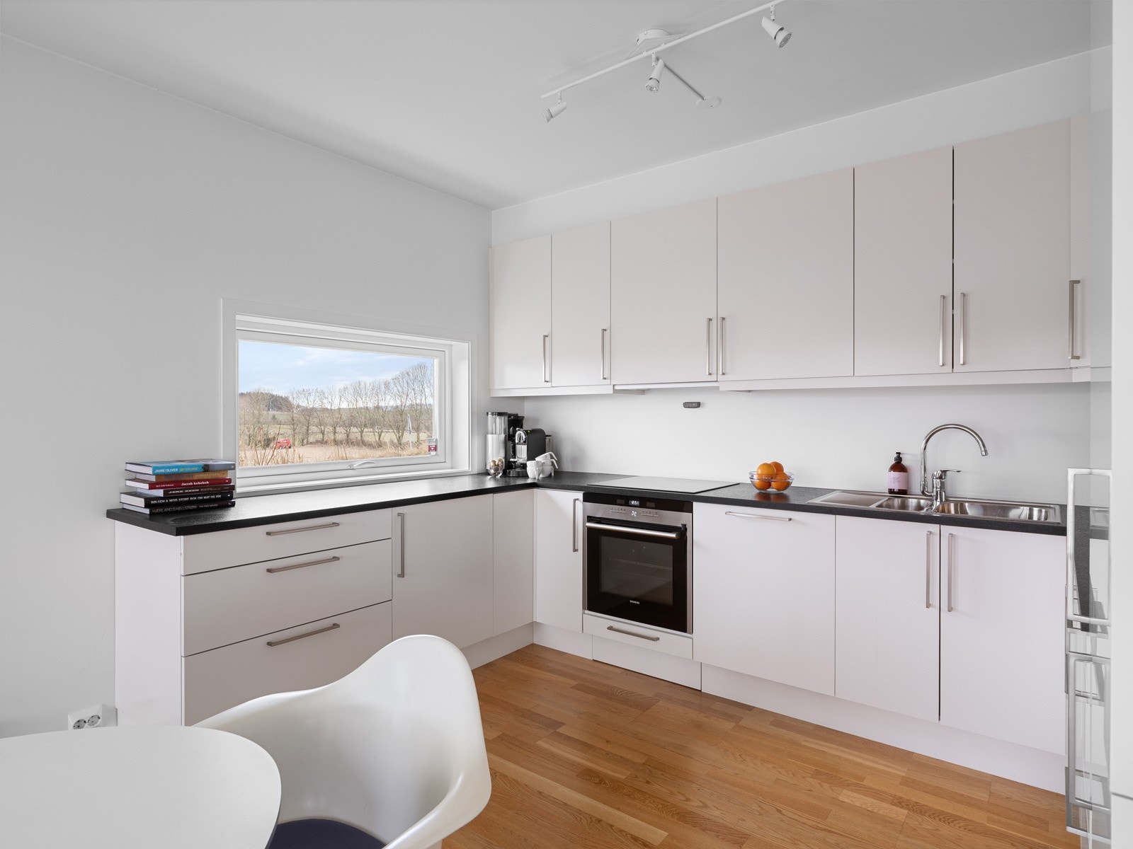 Et funksjonelt kjøkken som er godt tilrettelagt for daglig bruk med gode arbeidsmuligheter. Galleribilde