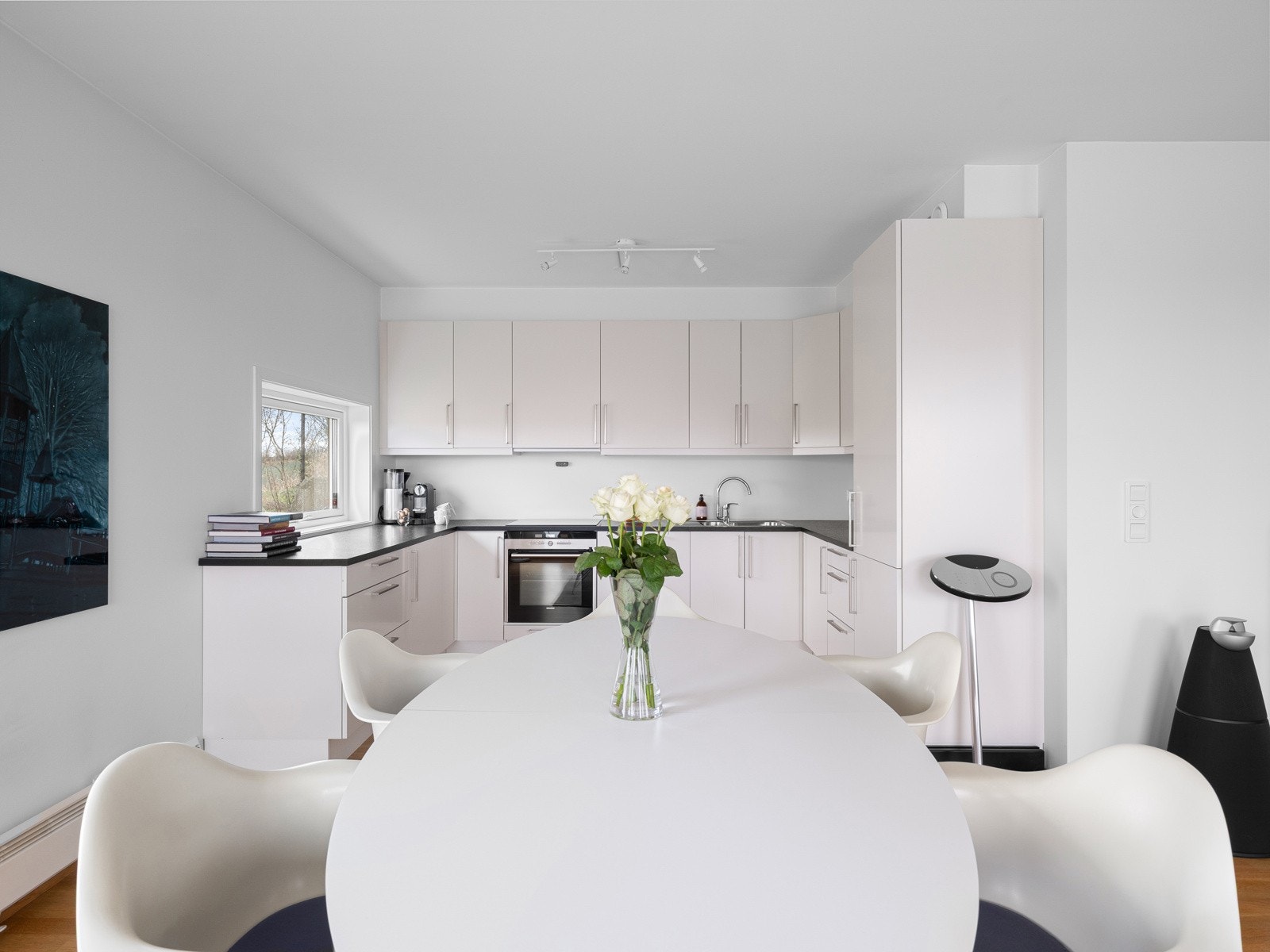 Kjøkkenet er utstyrt med hvitevarer som kjøleskap/frys, oppvaskmaskin, stekeovn og platetopp. Galleribilde