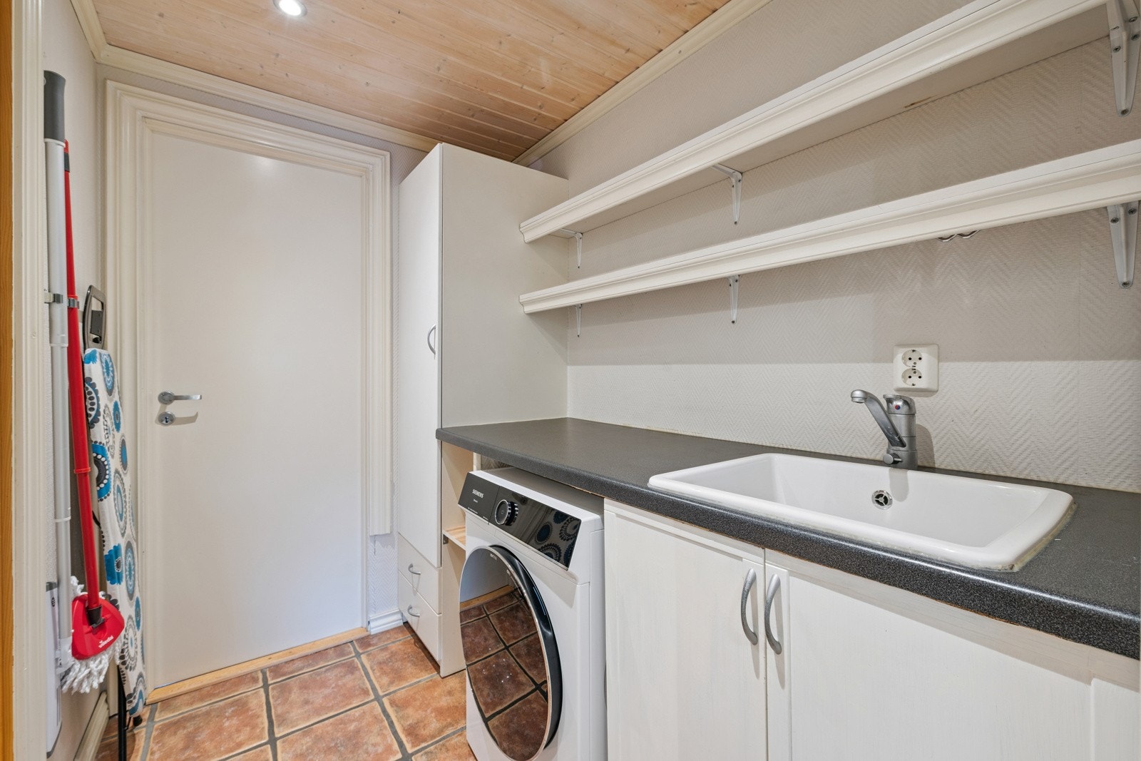 Grovkjøkken med opplegg for vaskemaskin. Galleribilde