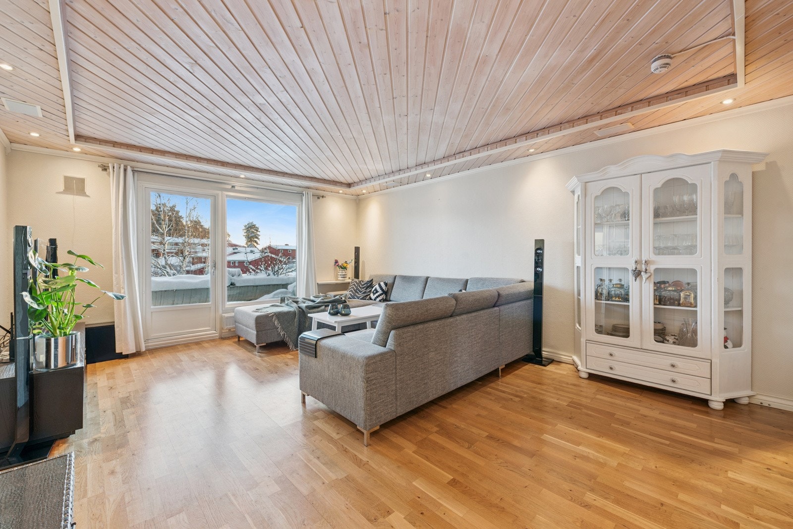 Romslig stue med utgang til terrasse. Galleribilde