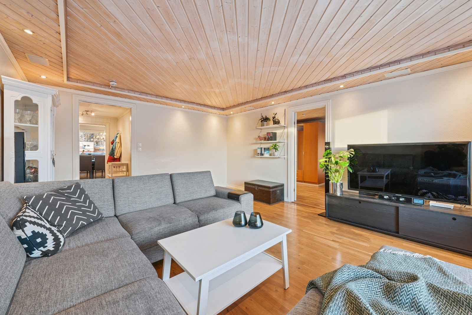 Gode møbleringsalternativer i den romslige stuen. Galleribilde