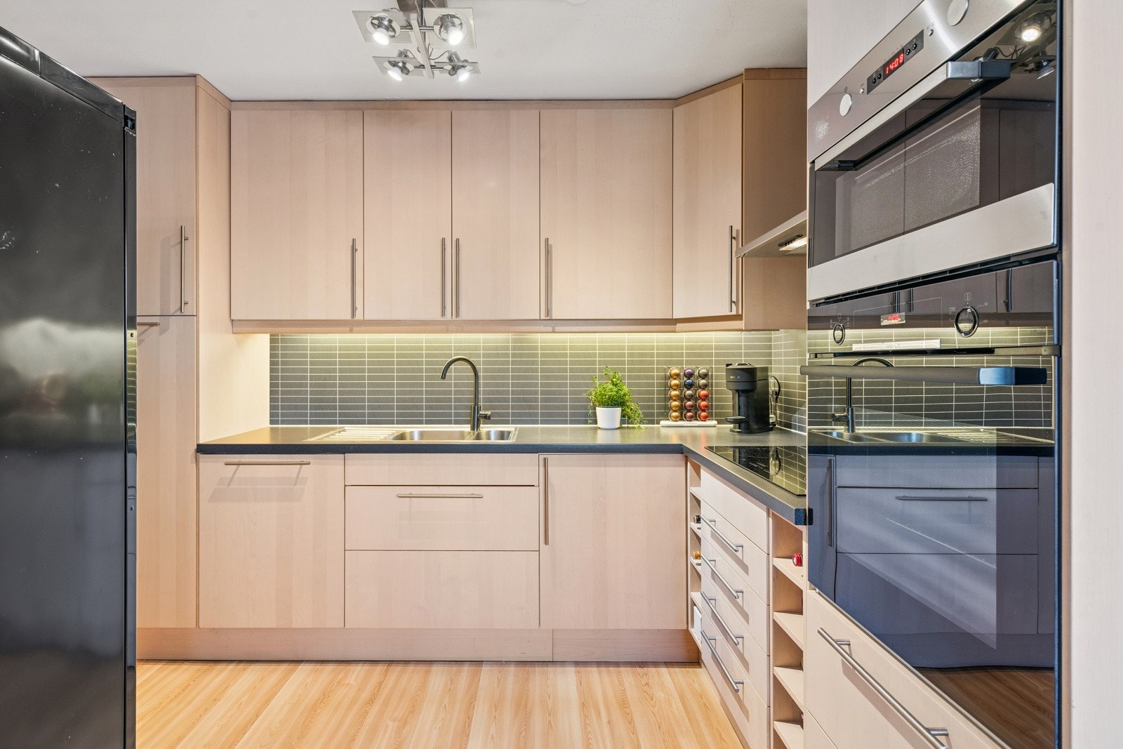 Kjøkkenet er fra 2016 med integrert komfyr og koketopp. Fra kjøkken er det videre adkomst til grovkjøkken/vaskerom. Galleribilde