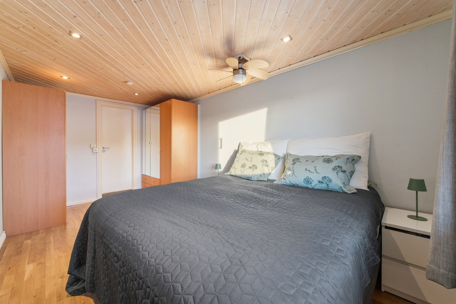 Hovedsoverom med garderobeskap og adkomst til bad. Galleribilde