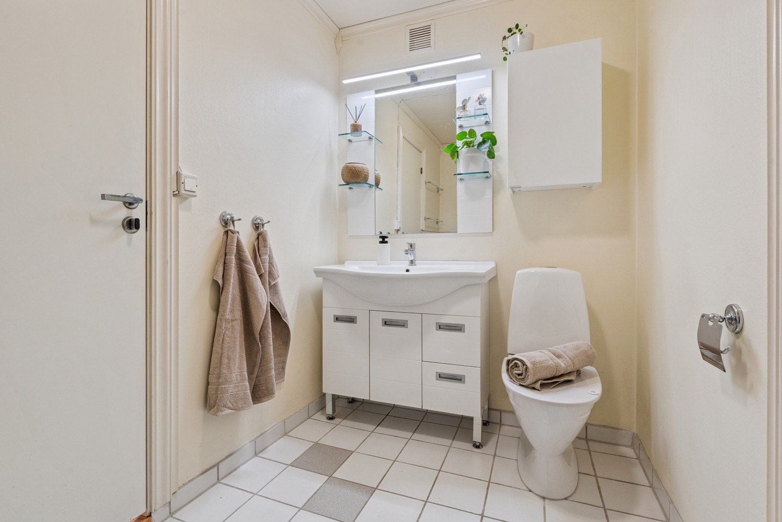 Flislagt bad med gulvvarme. Galleribilde