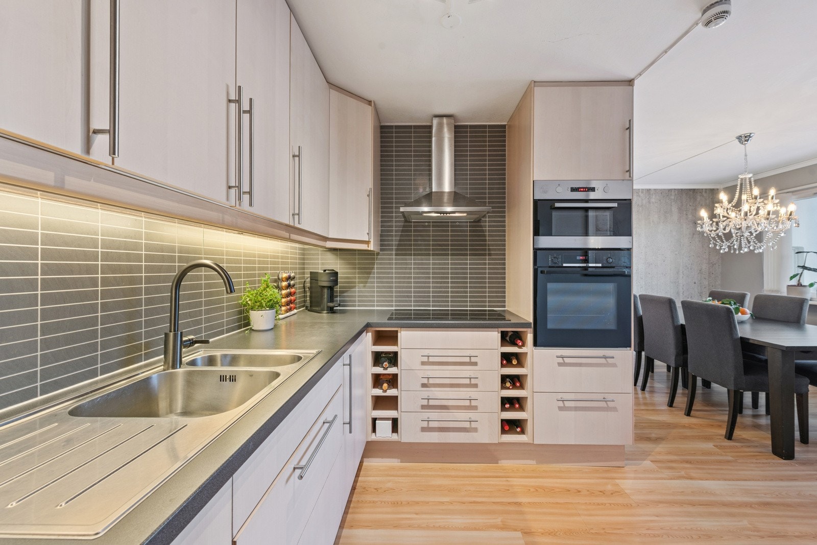 Godt med skap og benkeplass. Kjøkkeninnredning fra 2011 med integrert stekeovn, koketopp, mikro og oppvaskmaskin. Galleribilde