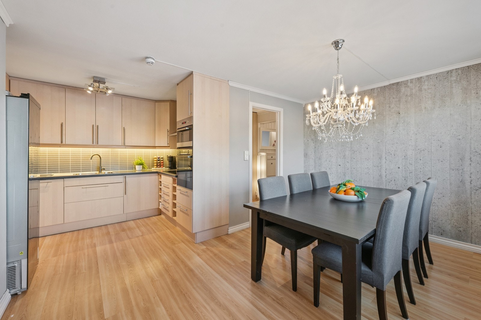 Stort kjøkken med plass til hele familien. Galleribilde