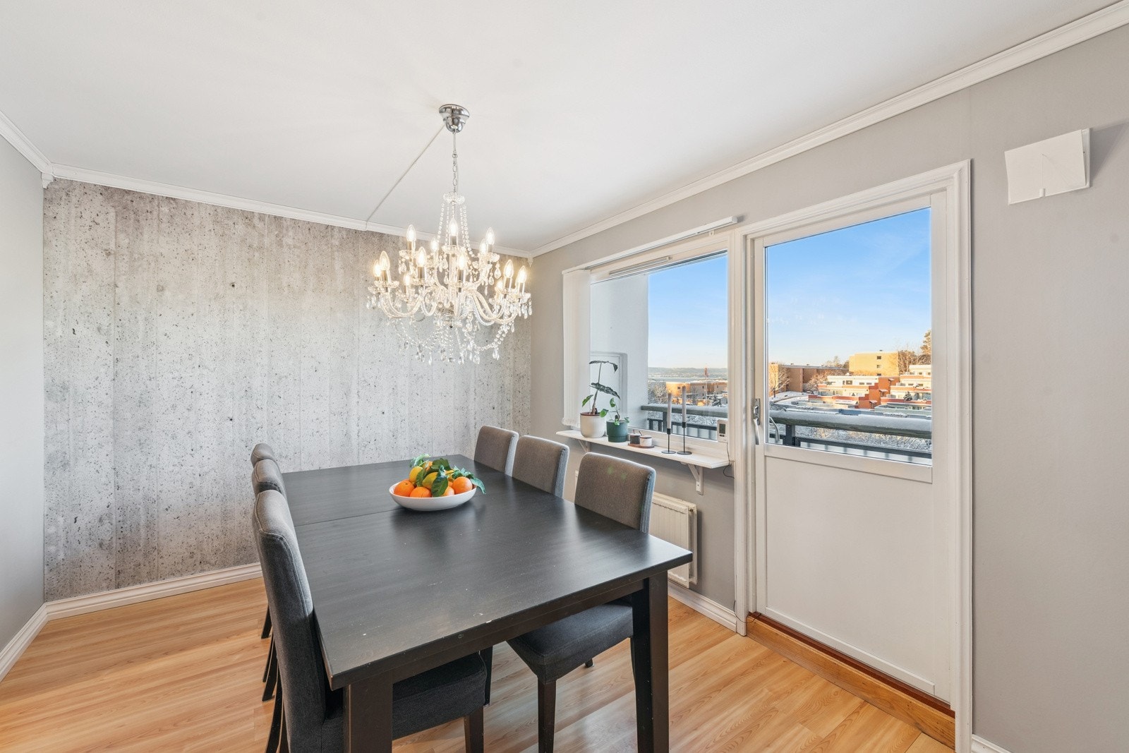 Fin plass til stort spisebord. Det er utgang til balkong med gode solforhold på dagtid. Galleribilde