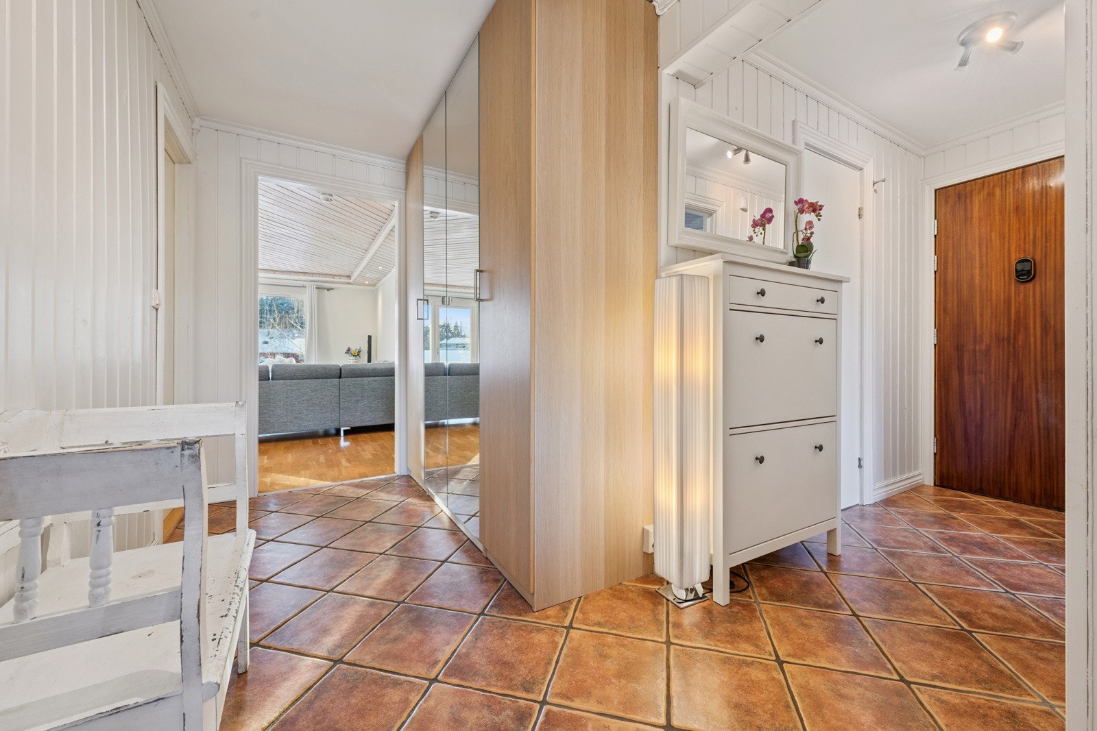 Entre med plass til yttertøy. Praktisk adkomst til innvendig bod. Galleribilde