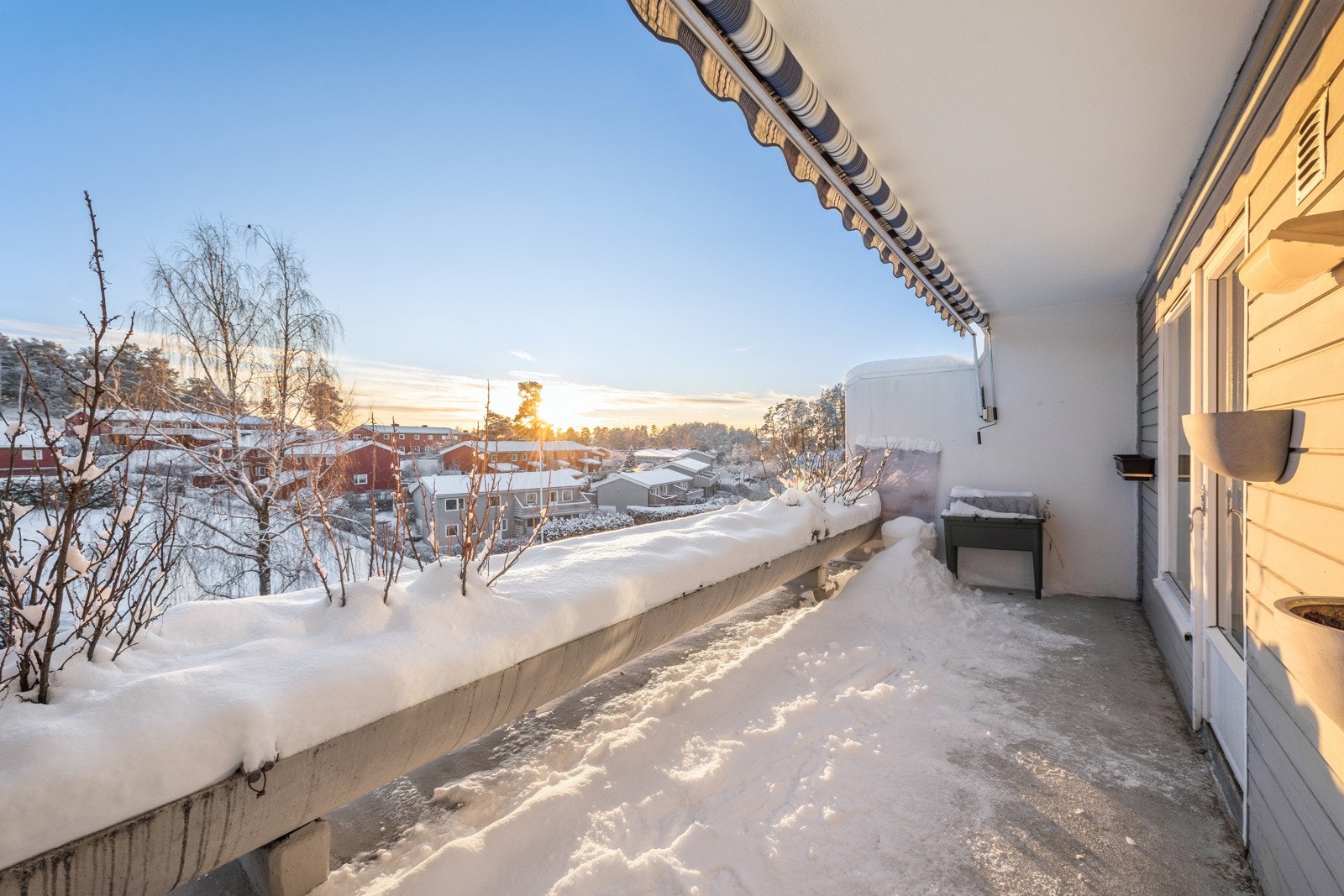 Delvis overbygget balkong med fin utsikt mot lekeplass og fellesområder. Galleribilde