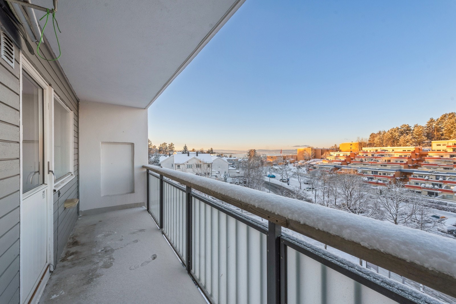 Fra stuen er det utgang til sydvendt terrasse med flott utsikt. Utvendig bod samt markise, belysning og strømuttak. Galleribilde