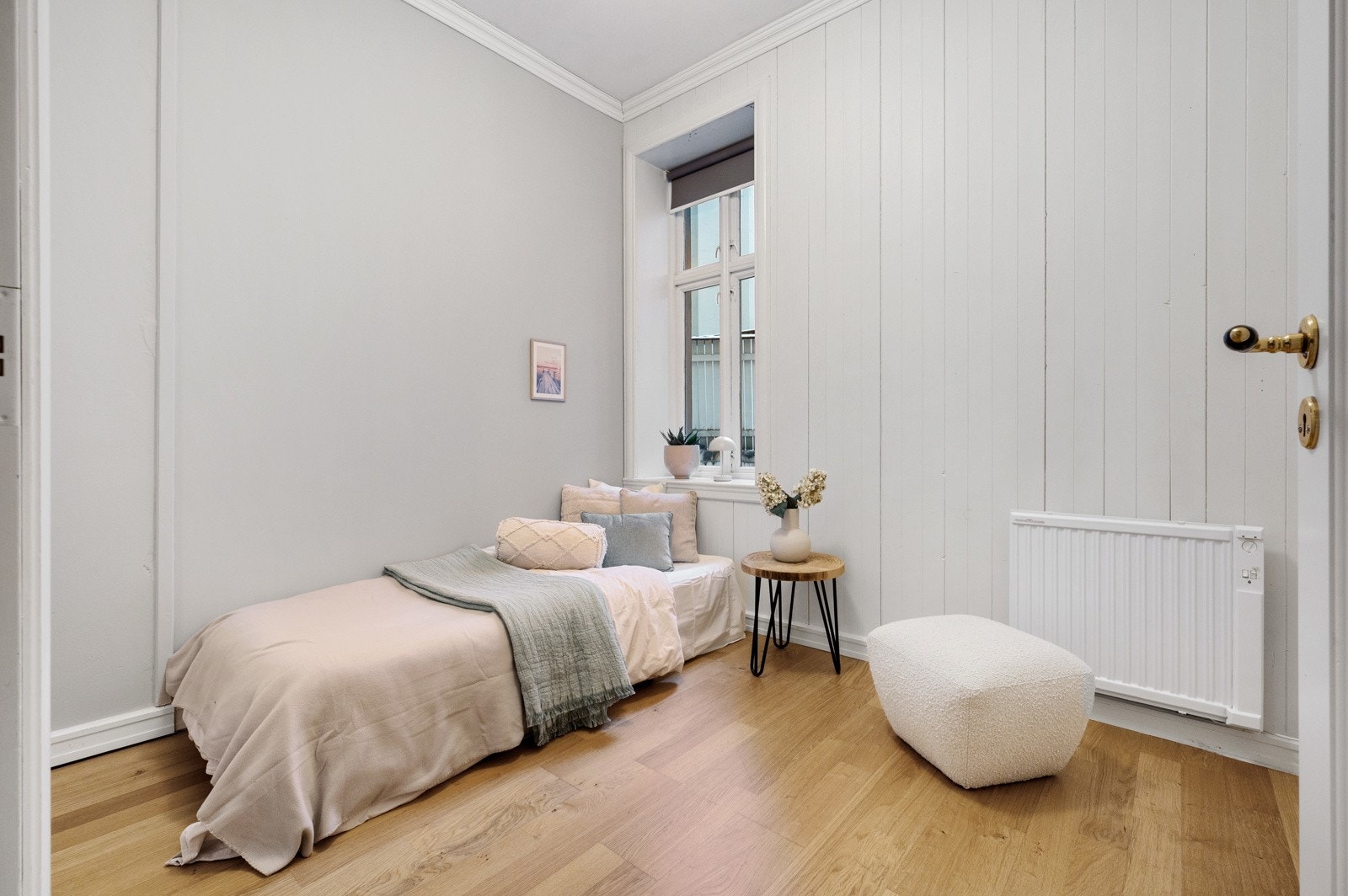 Det første soverommet er på ca. 9,1 m² og har parkett på gulv samt malte flater og malt panel på vegger og i himling. Galleribilde