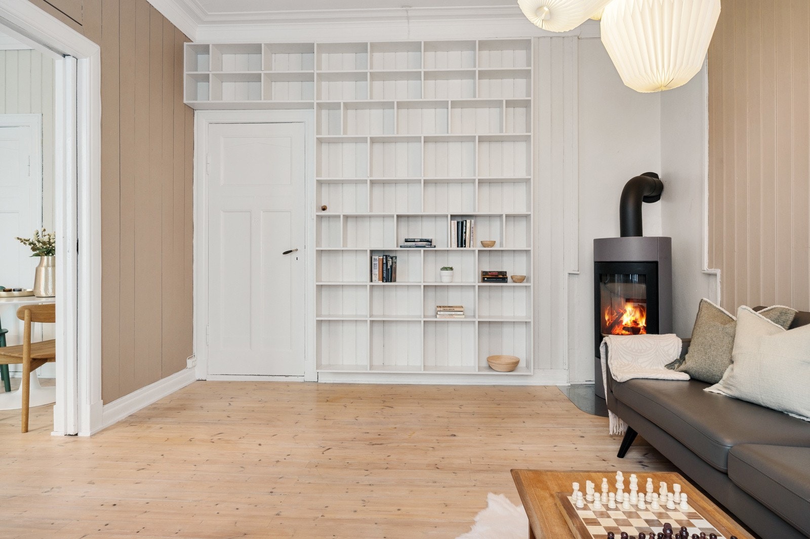 Den plassbygde bokhyllen fremstår som et naturlig blikkfang. Galleribilde