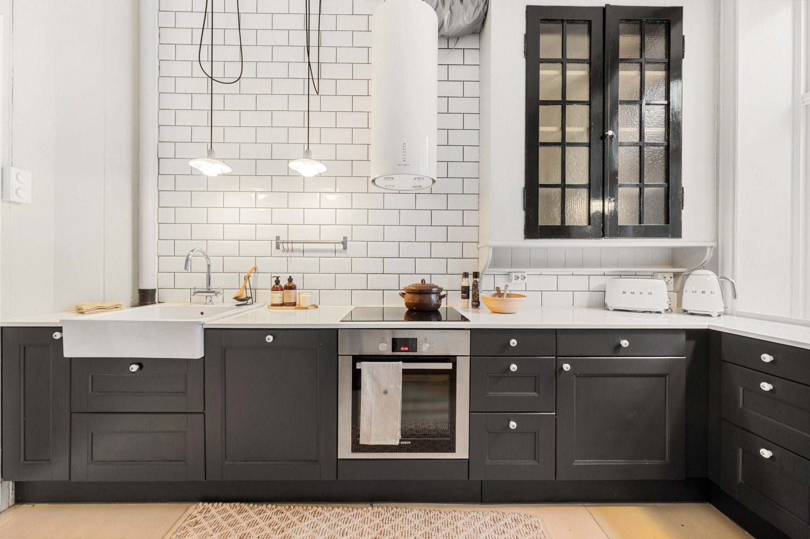 Kjøkkeninnredningen er fra 2013, og det er montert waterguard under oppvaskkum. Galleribilde