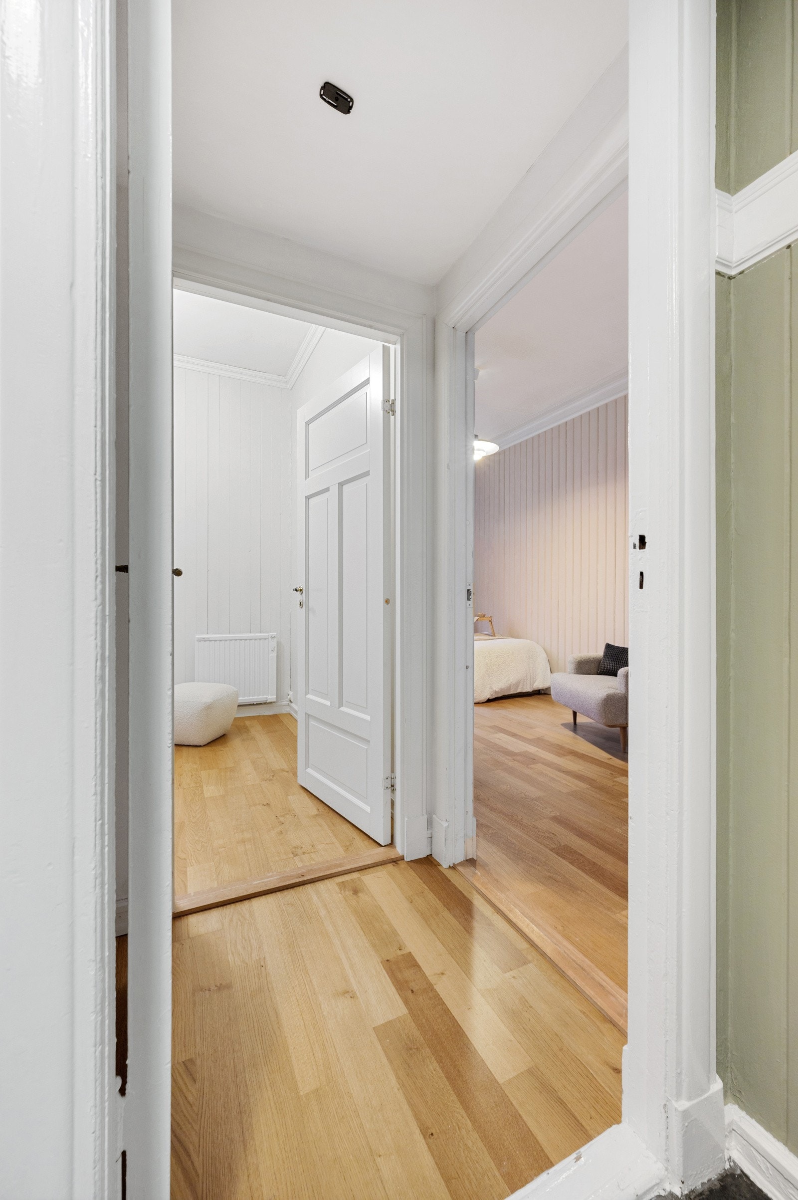 Leiligheten har i dag to soverom og to stuer. Dersom det er behov for et tredje soverom, kan den ene stuen benyttes til dette. Galleribilde