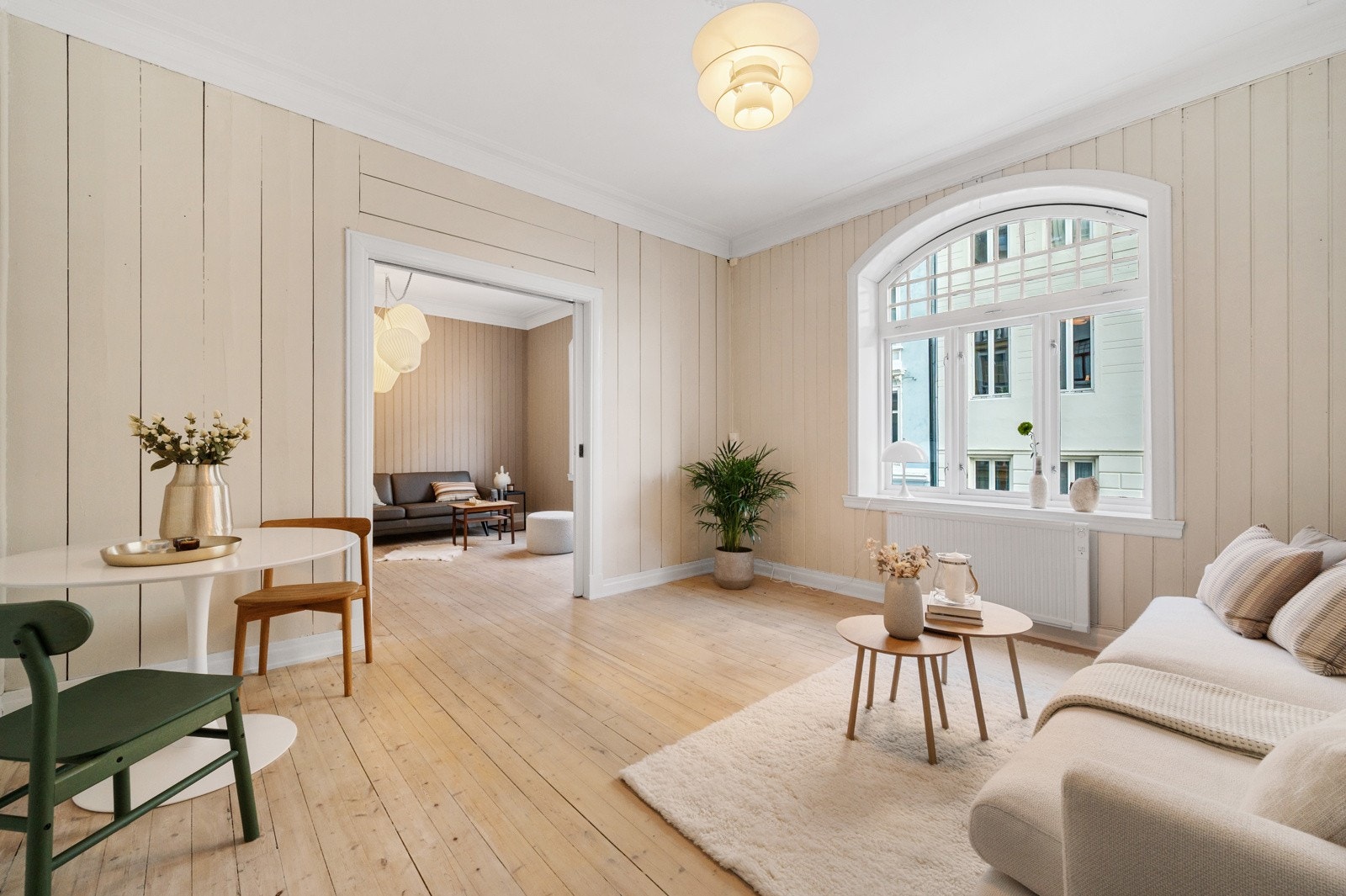 Stuene måler henholdsvis ca. 16,8 kvm og 17,4 kvm. Galleribilde