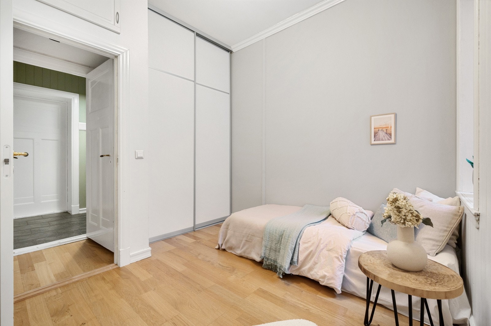 Rommet vender mot bakgård og har skyvedørsgarderobe, og egner seg godt som barnerom, gjesterom eller hjemmekontor. Galleribilde