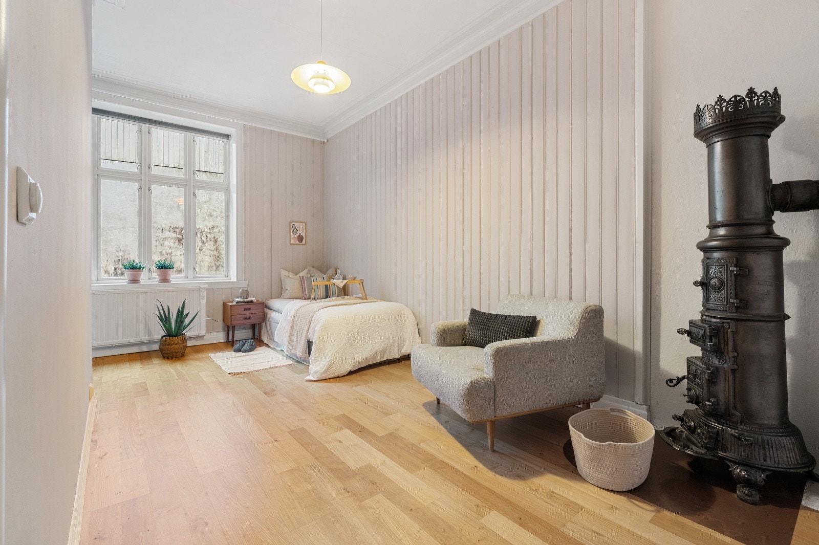 Hovedsoverommet er på ca. 16,4 m² og har parkett på gulv samt malte flater og malt panel på vegger og i himling. Galleribilde