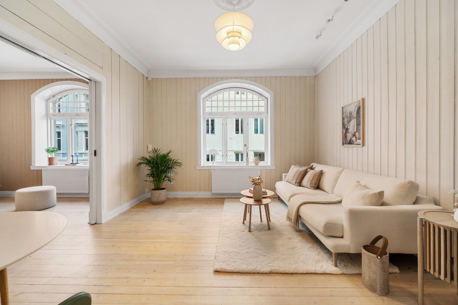 Store vindusflater med buet overdel og generøs takhøyde på om lag 3 meter, kombinert med lyse farger og flotte kvaliteter, gir en romfølelse av de sjeldne. Galleribilde