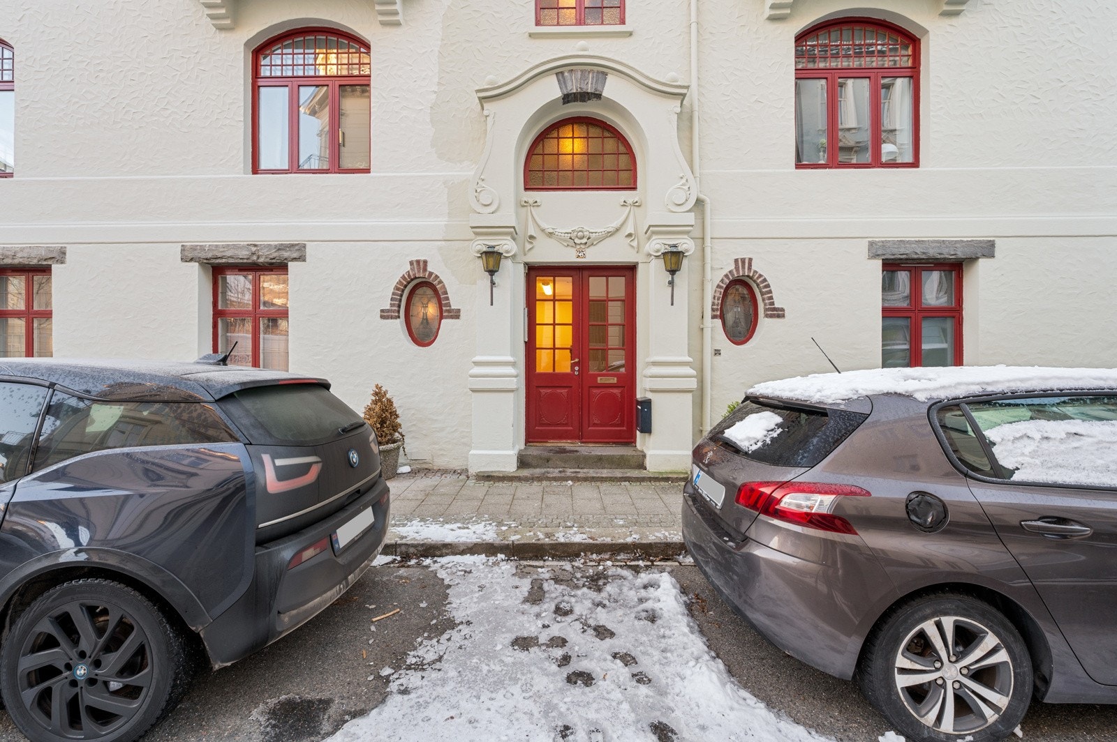 Bygården ble bygget i 1913, noe som for øvrig også er skåret ut i stein på toppen av bygget, og har opplevd bybildets utvikling gjennom årenes løp. Galleribilde