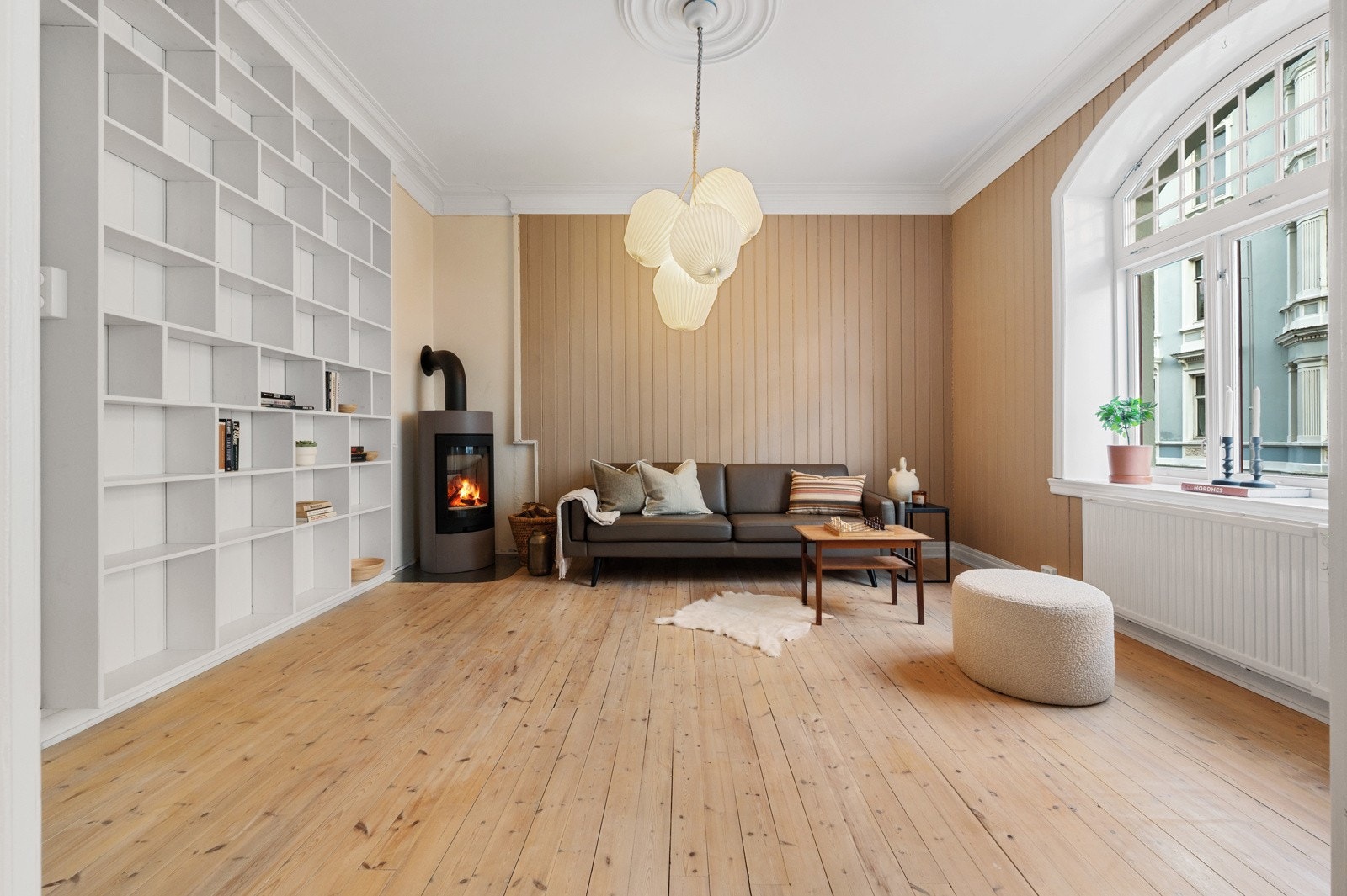 Oppholdsrommet er et stort, deilig og sosialt rom som gir deg mulighet til å invitere hele vennegjengen på middagsbesøk eller falle til ro i eget selskap. Galleribilde