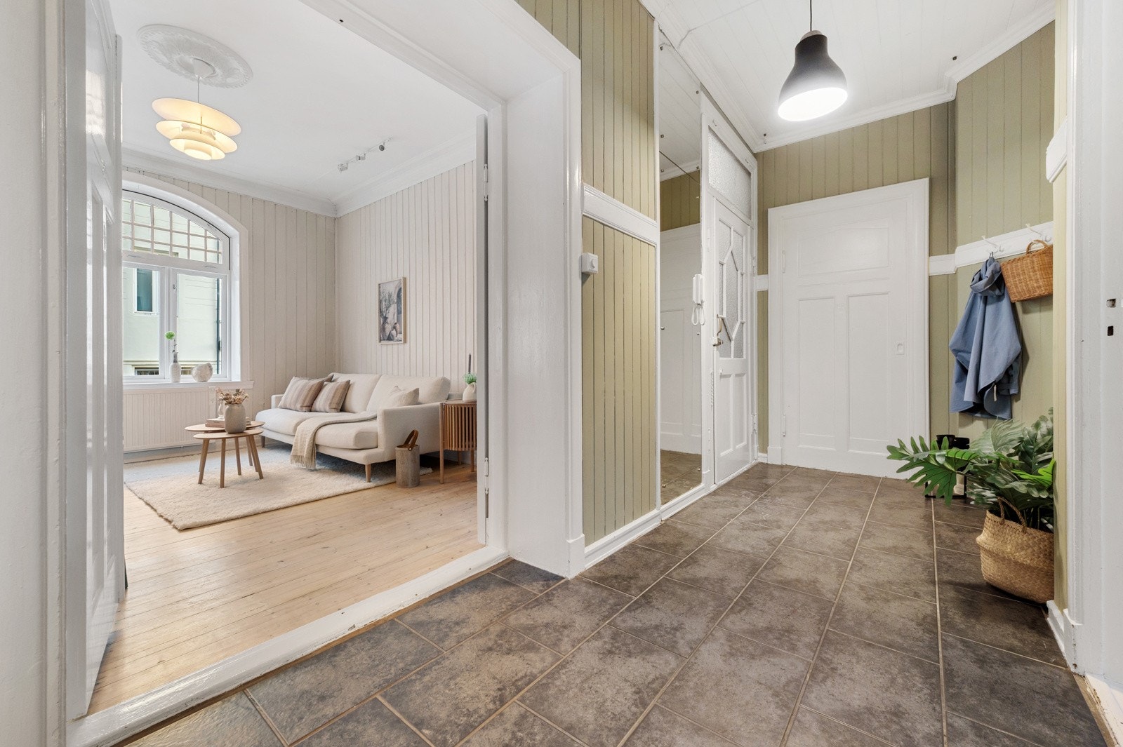 På innsiden ønsker den romslige hallen deg velkommen etter en hektisk dag på farten. Det er lagt fliser på gulv og malt panel. Her er det godt med plass, slik at man kan holde sko og yttertøy pent organisert. Galleribilde