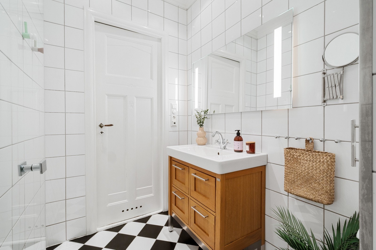 Dusjsonen er utstyrt med innfellbar glassdør i herdet glass og dusjgarnityr med både takdusj og hånddusj, noe som gir en praktisk og komfortabel løsning i hverdagen. Galleribilde