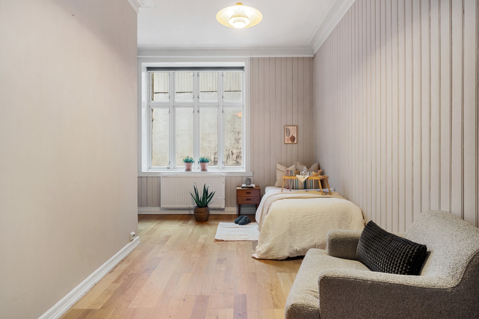 Rommet vender mot bakgård, har skyvedørsgarderobe og god plass til dobbeltseng. Galleribilde