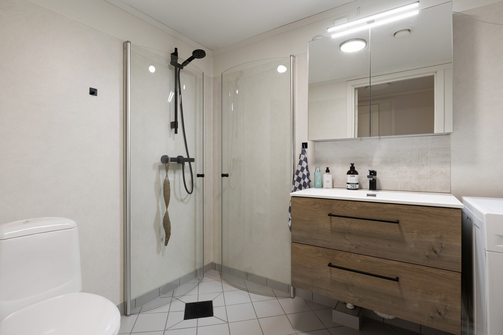 Moderne og stilrent bad med dusjhjørne. Galleribilde