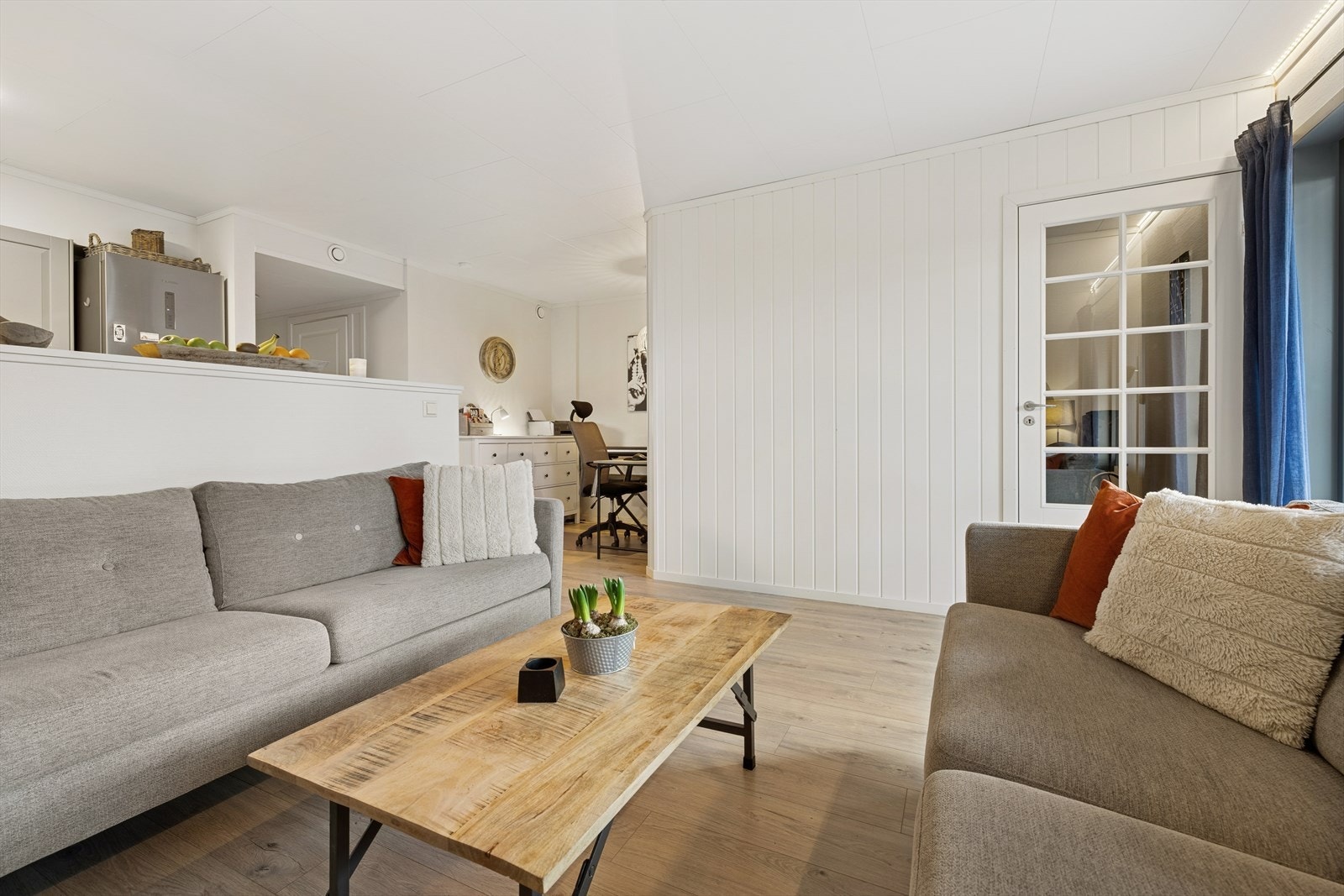 Lys og trivelig stue med god plass til sofagruppe og naturlig tilknytning til kjøkkenet. Galleribilde