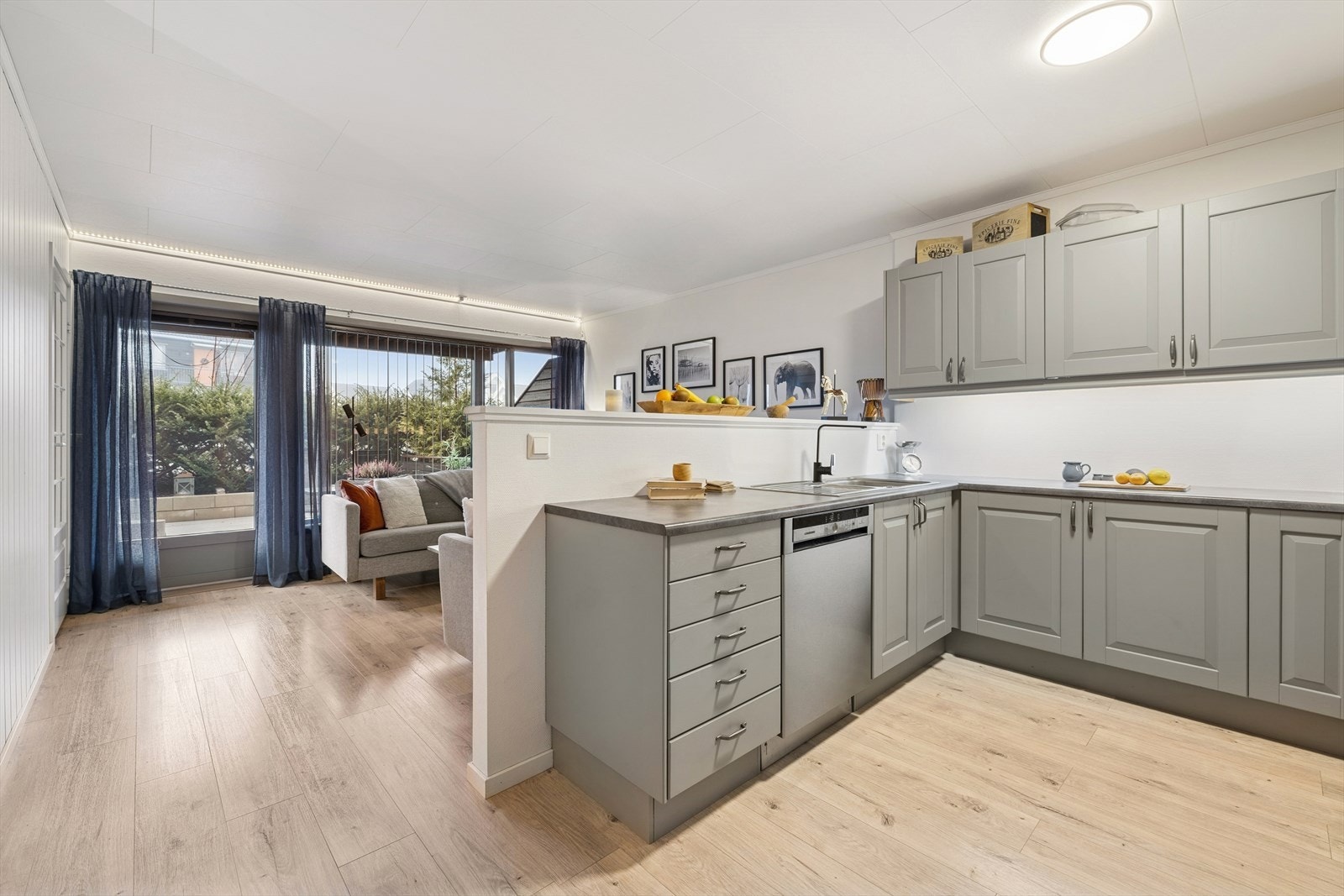 Åpen løsning mot stue gir en sosial og luftig atmosfære Galleribilde