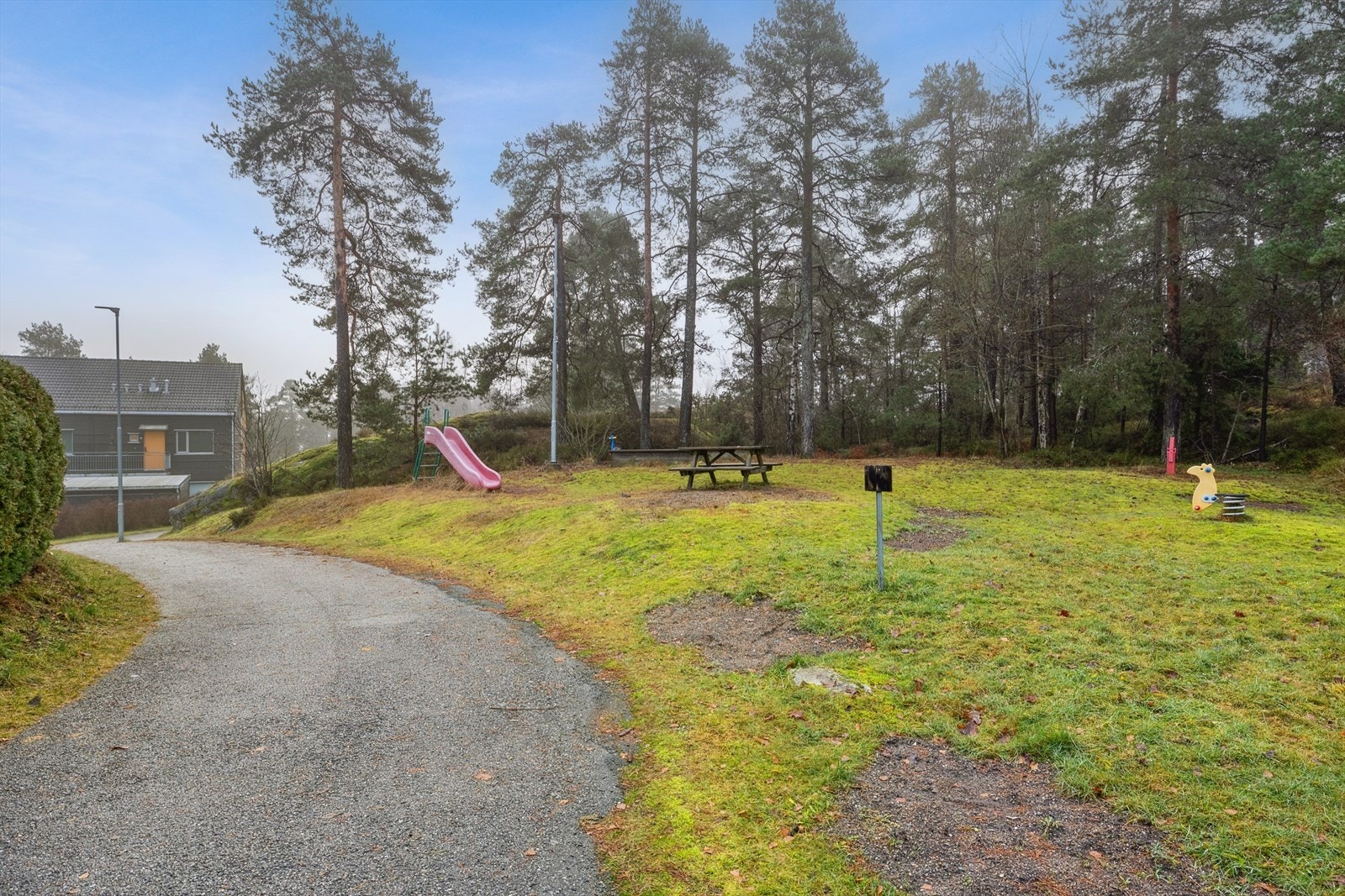 Lekeplass i nærmiljøet. Galleribilde