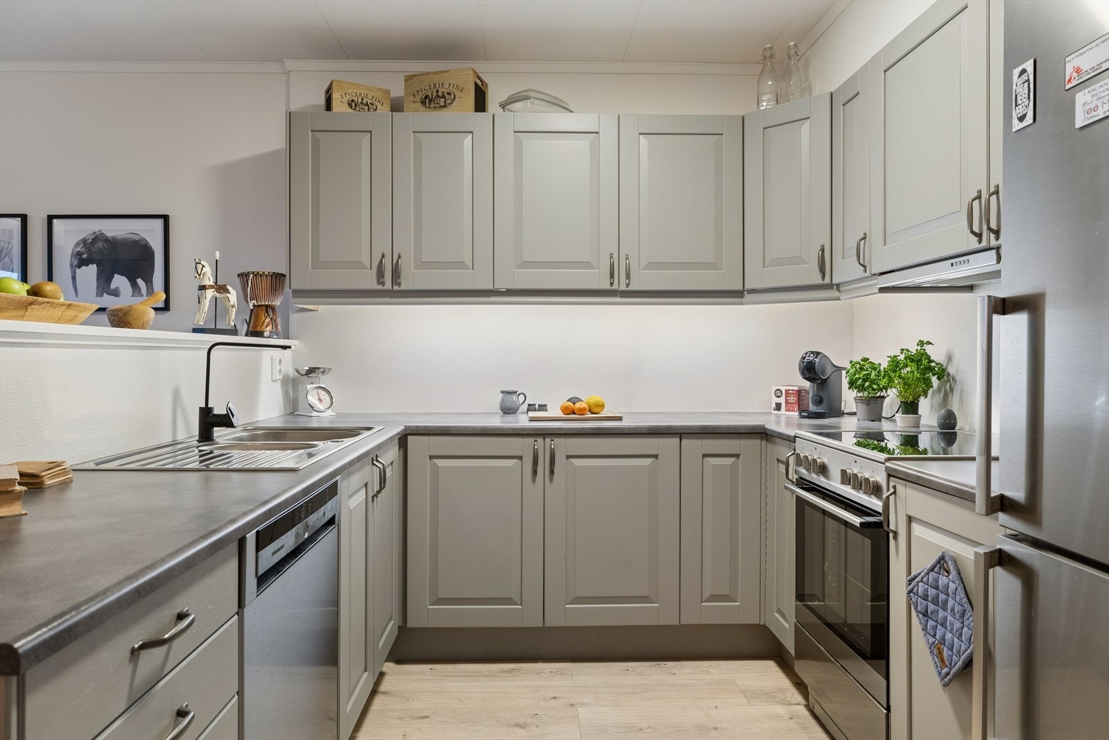 Lyst og moderne kjøkken med god skap- og benkeplass. Galleribilde