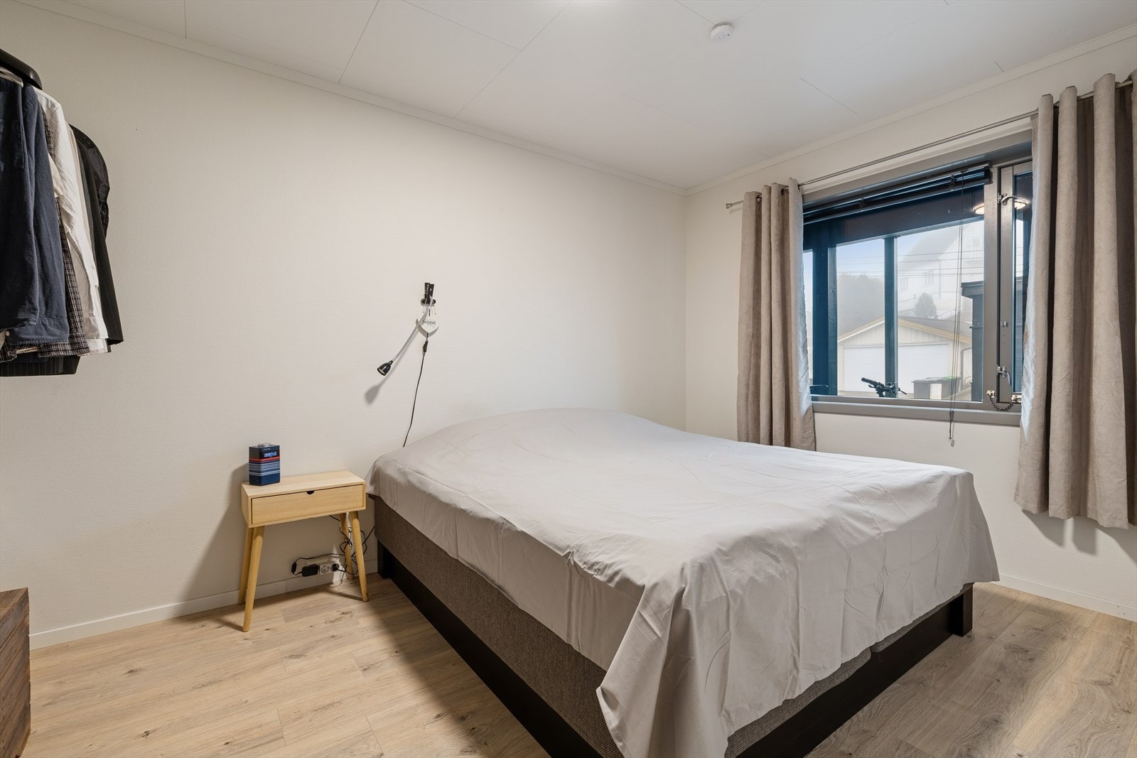 Lyst og praktisk soverom med plass til dobbeltseng. Galleribilde