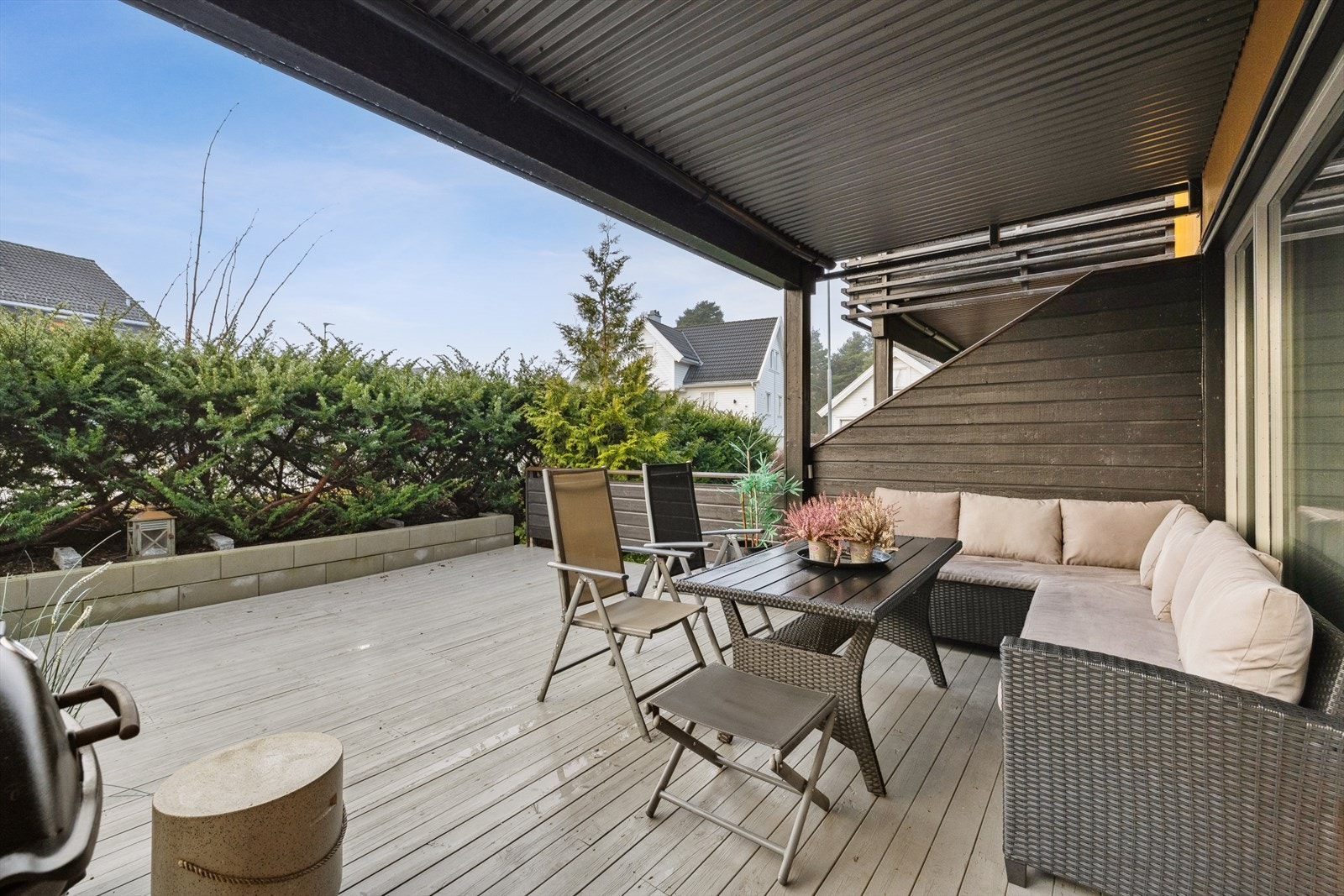 Stor og solrik terrasse med god plass til spisegruppe. Galleribilde