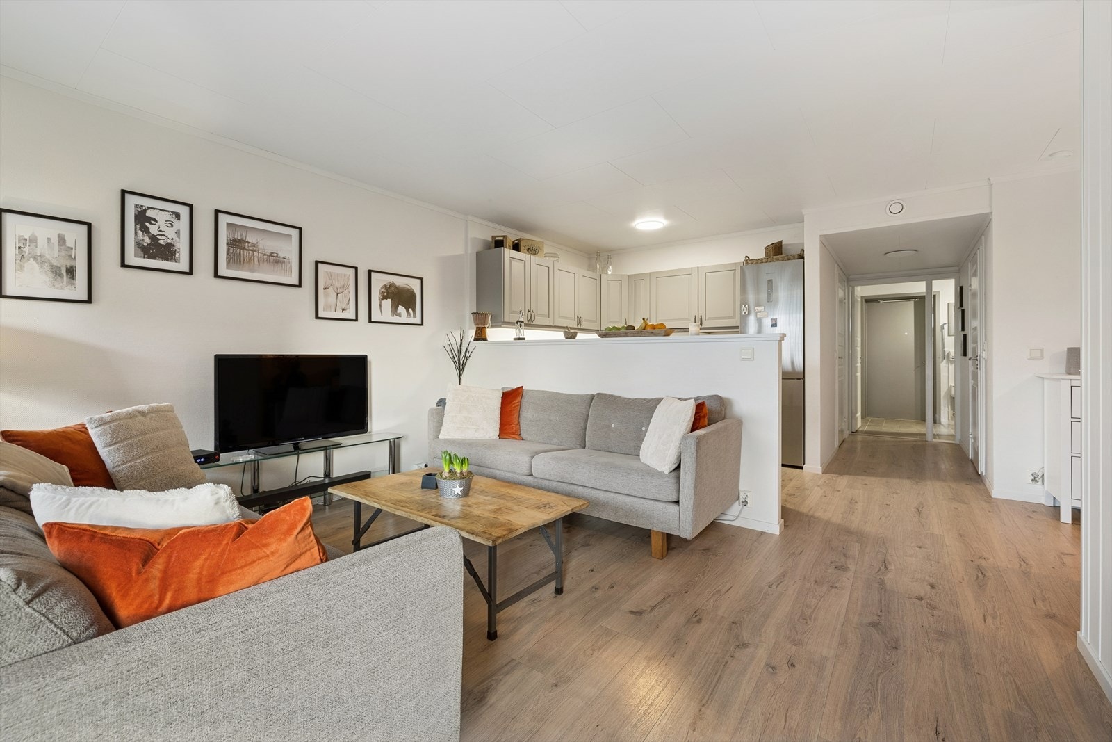 Romslig stue med åpen løsning mot kjøkkenet. Galleribilde