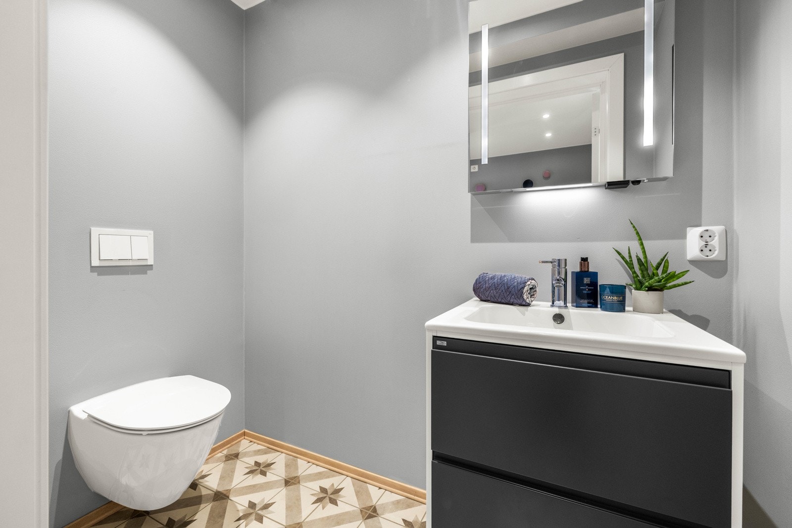 Gjestetoalett ved entreen. Det er toalett i hver etasje. Galleribilde