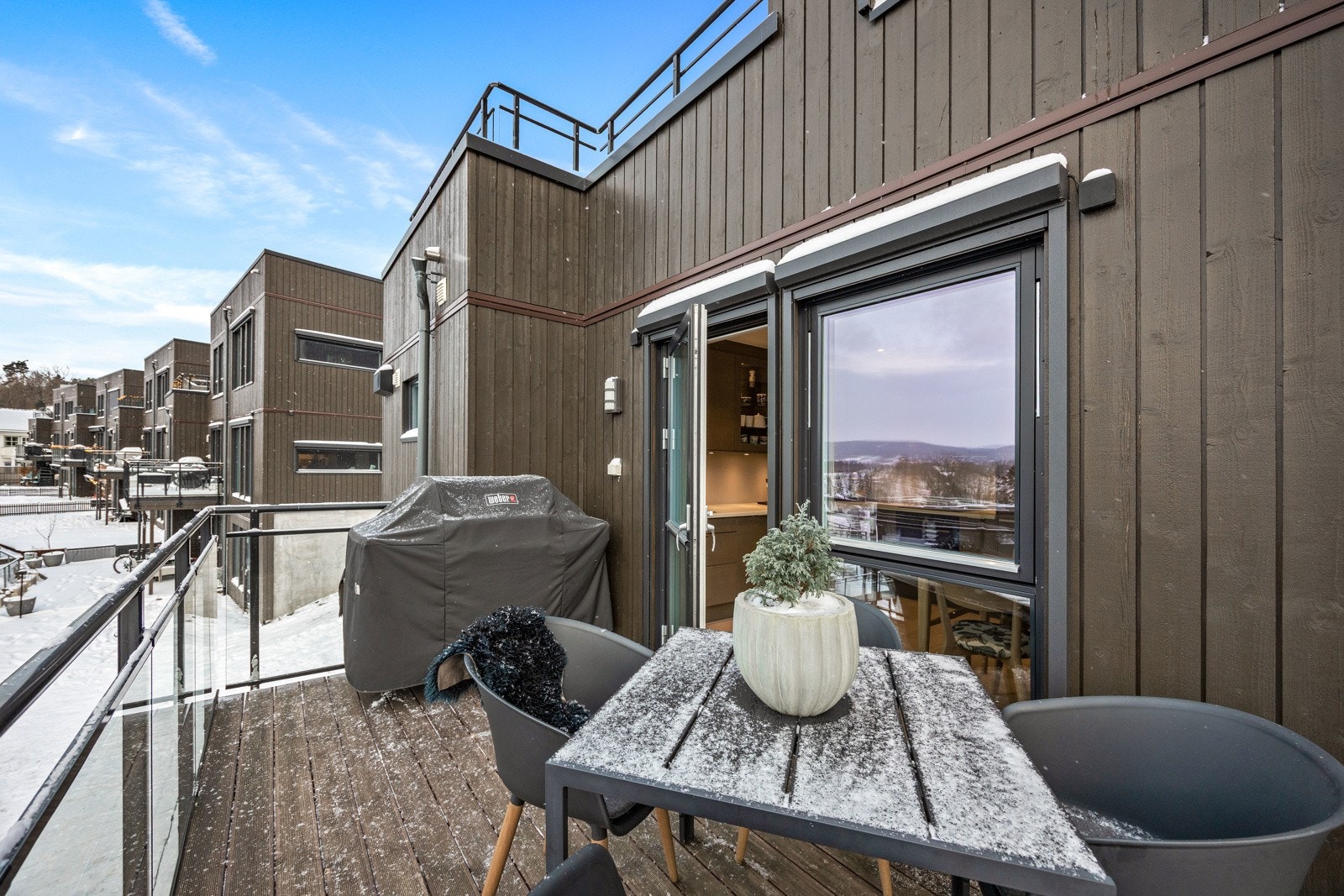 Fra stue/kjøkken i mellometasjen er det utgang til en sydvestvendt balkong på ca. 9 kvm. Galleribilde