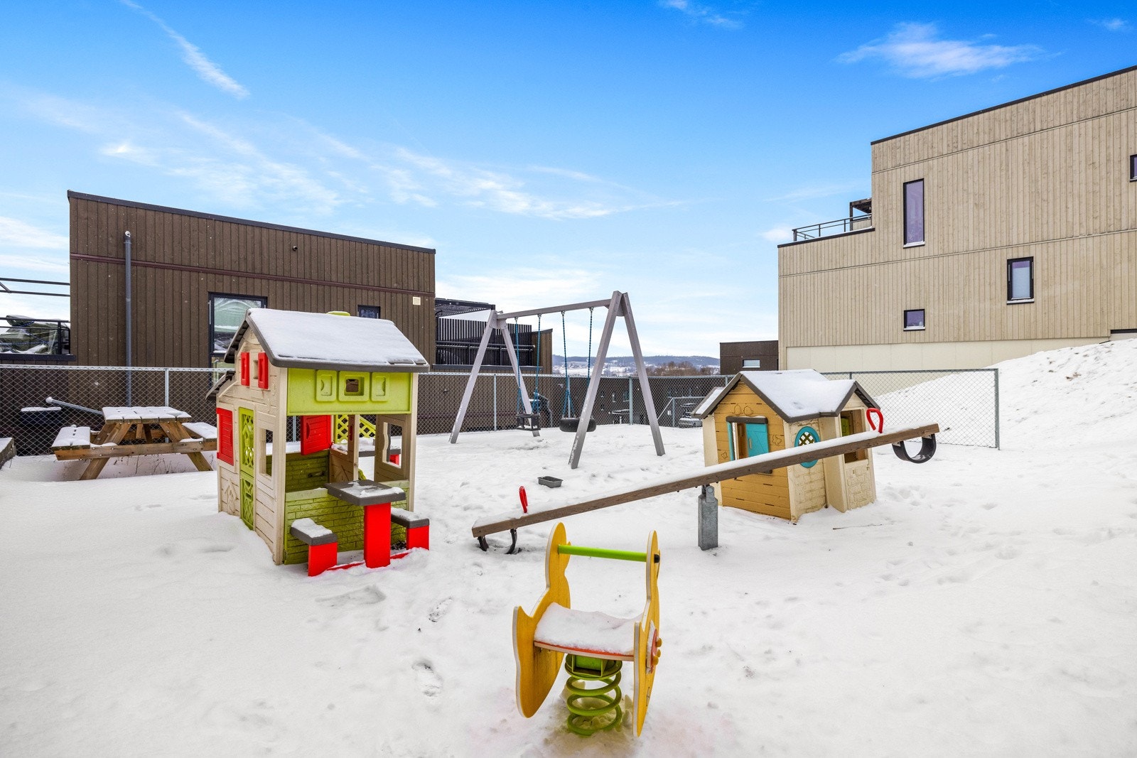 Ypperlige omgivelser for familier med trygge lekeområder for barna, og mange kompiser i samme gate. Galleribilde