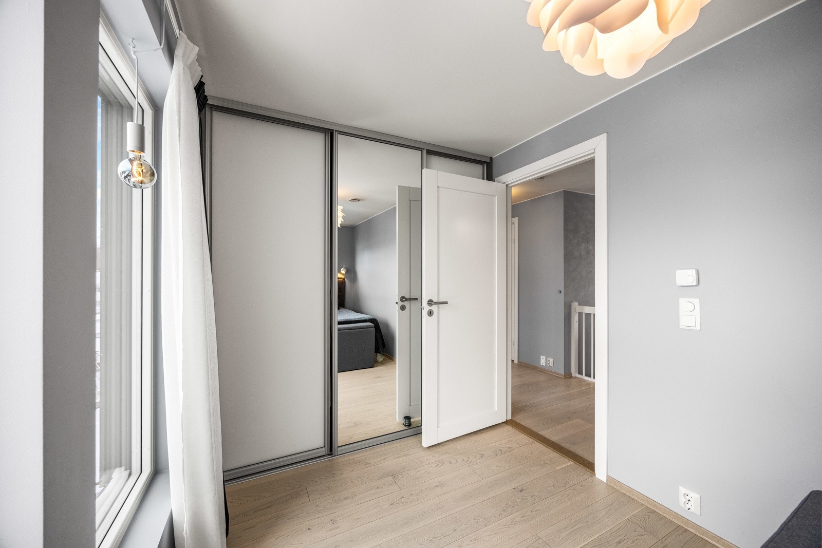 Plassbygget skyvedørsgarderobe på soverommet. Galleribilde