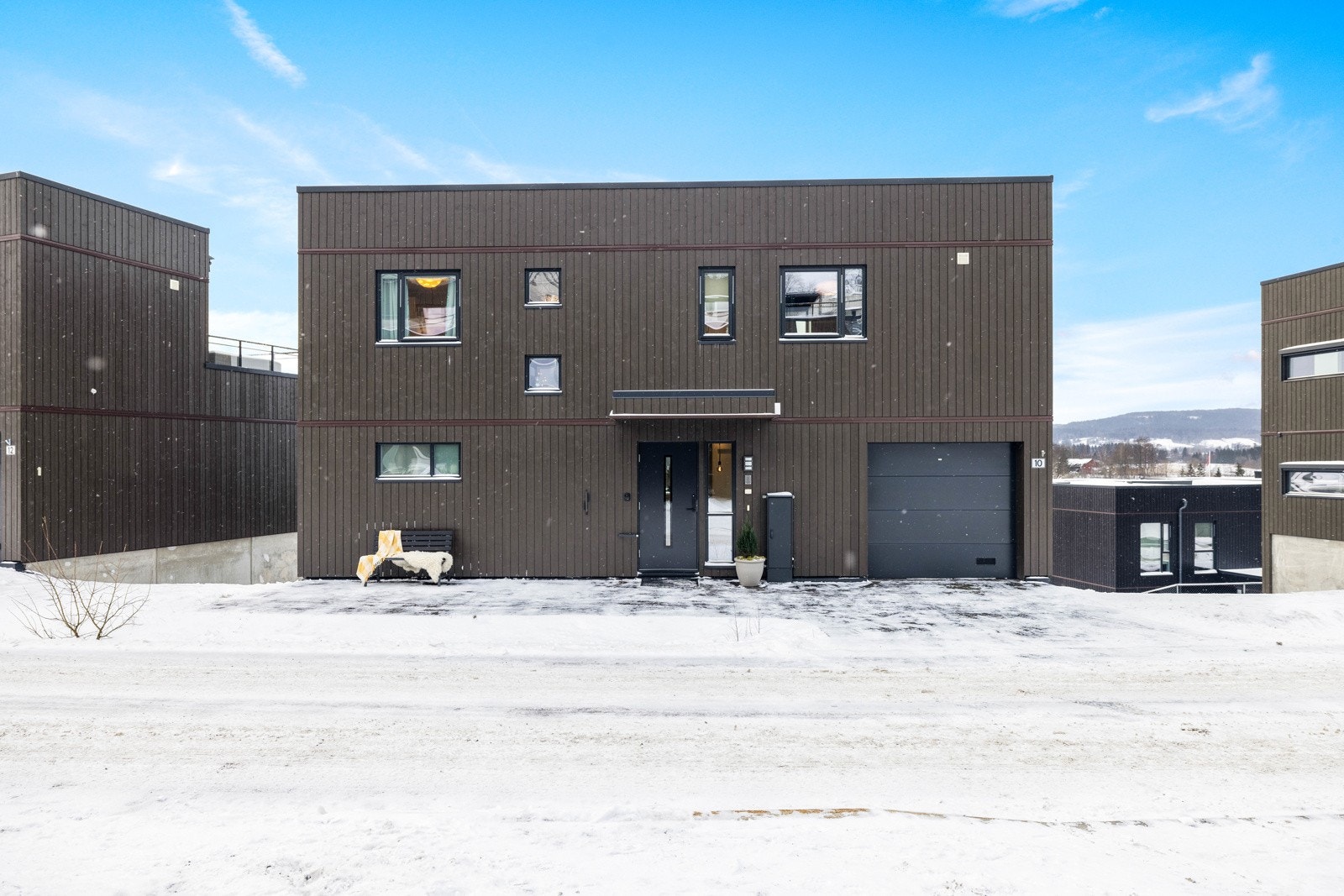 Her får du også garasje rett ved inngangspartiet. El.bil-lader er etablert. Galleribilde