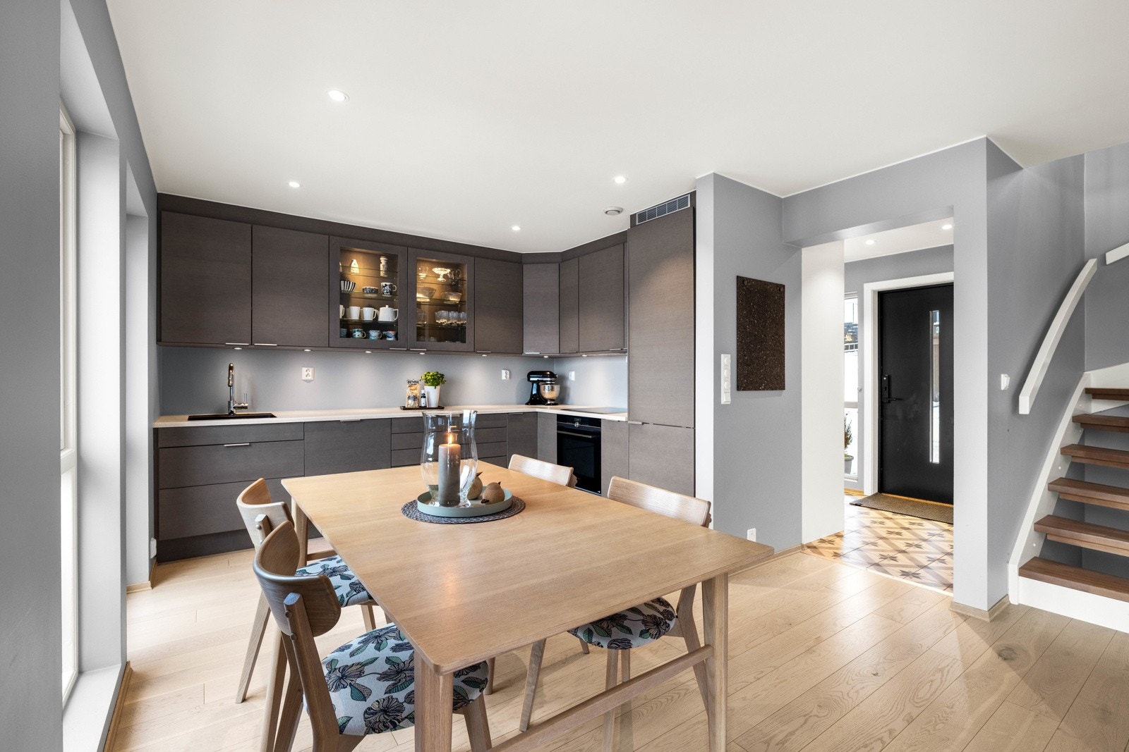 Det er montert en integrert oppvaskmaskin, integrert kjøleskap, integrert komfyr og nedfelt platetopp. Galleribilde